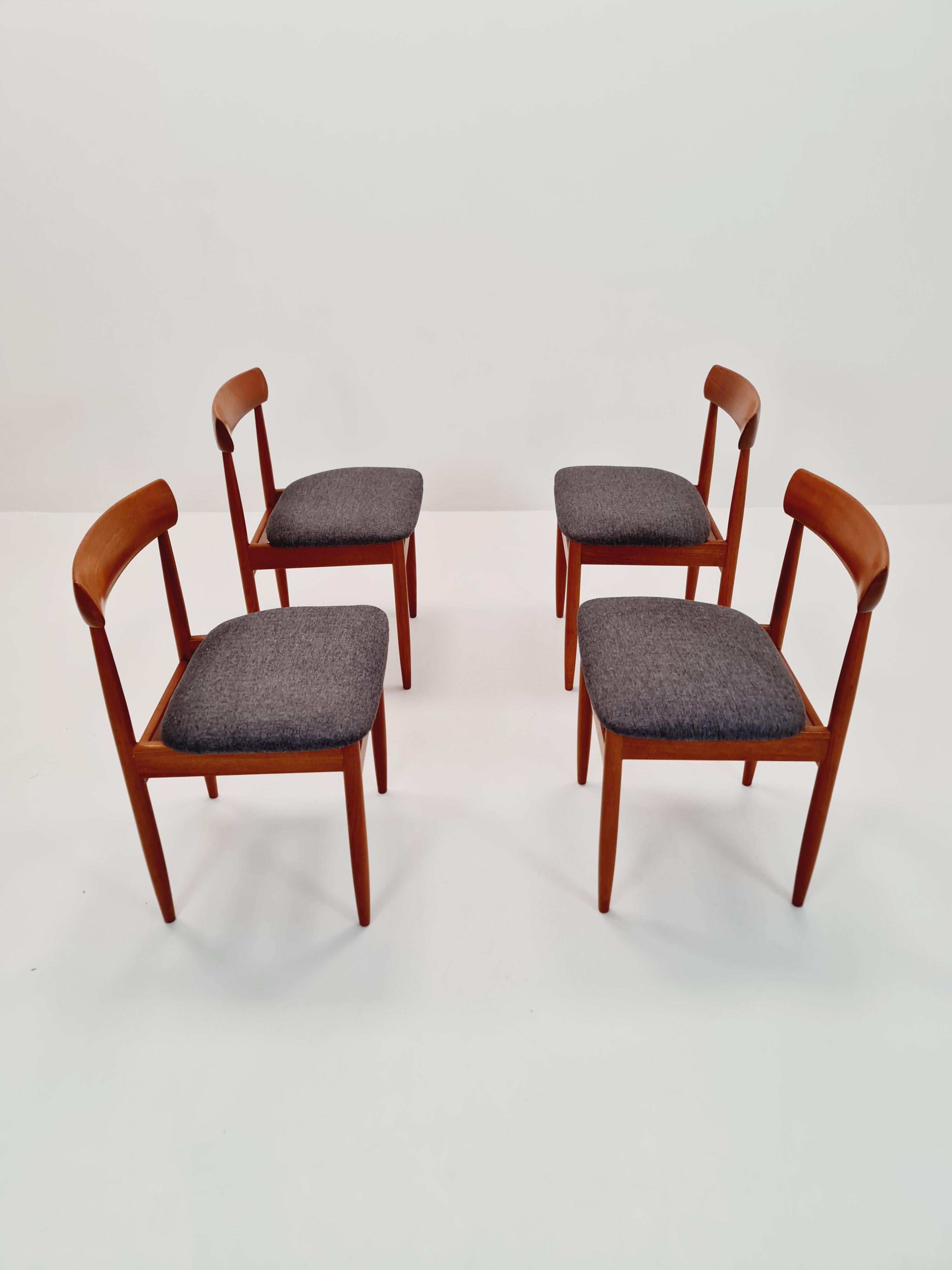 Sedie da pranzo in teak massiccio danese vintage By farsö stolefabrik  , anni '60, Set di 4 in vendita 6