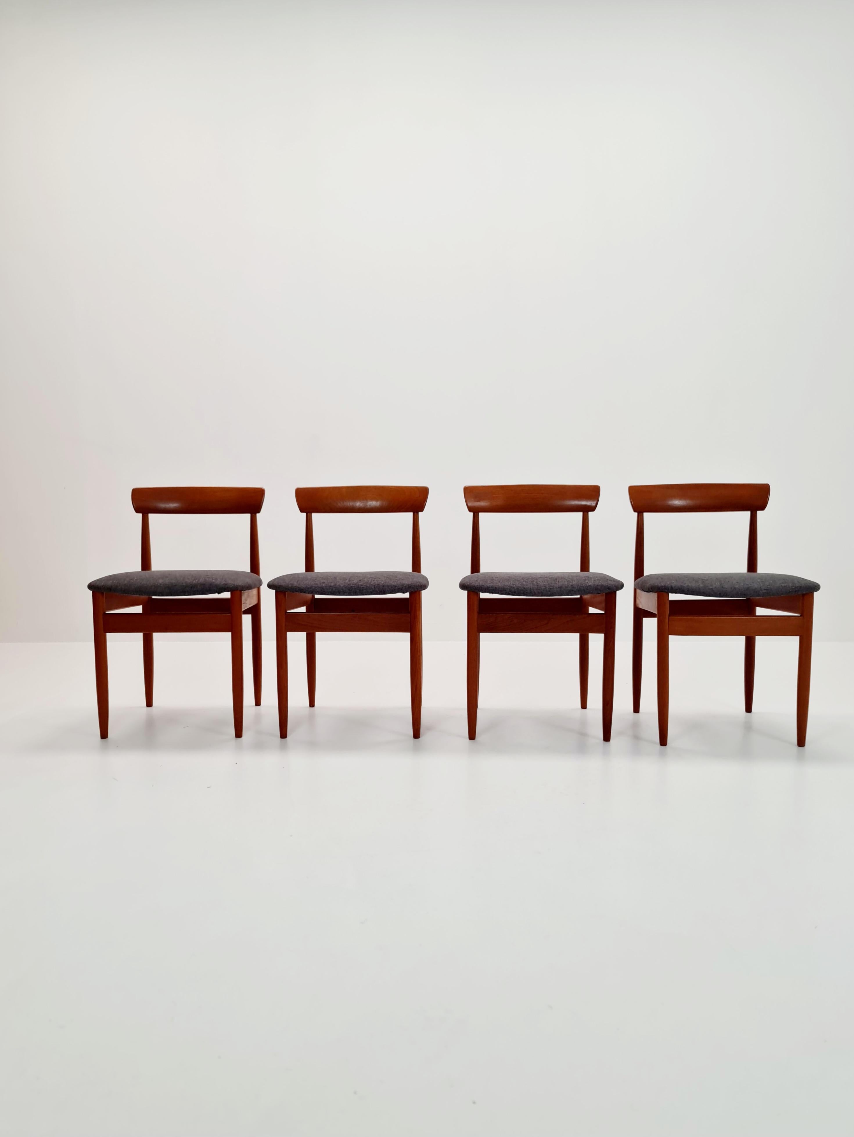 Sedie da pranzo in teak massiccio danese vintage By farsö stolefabrik  , anni '60, Set di 4 in vendita 7