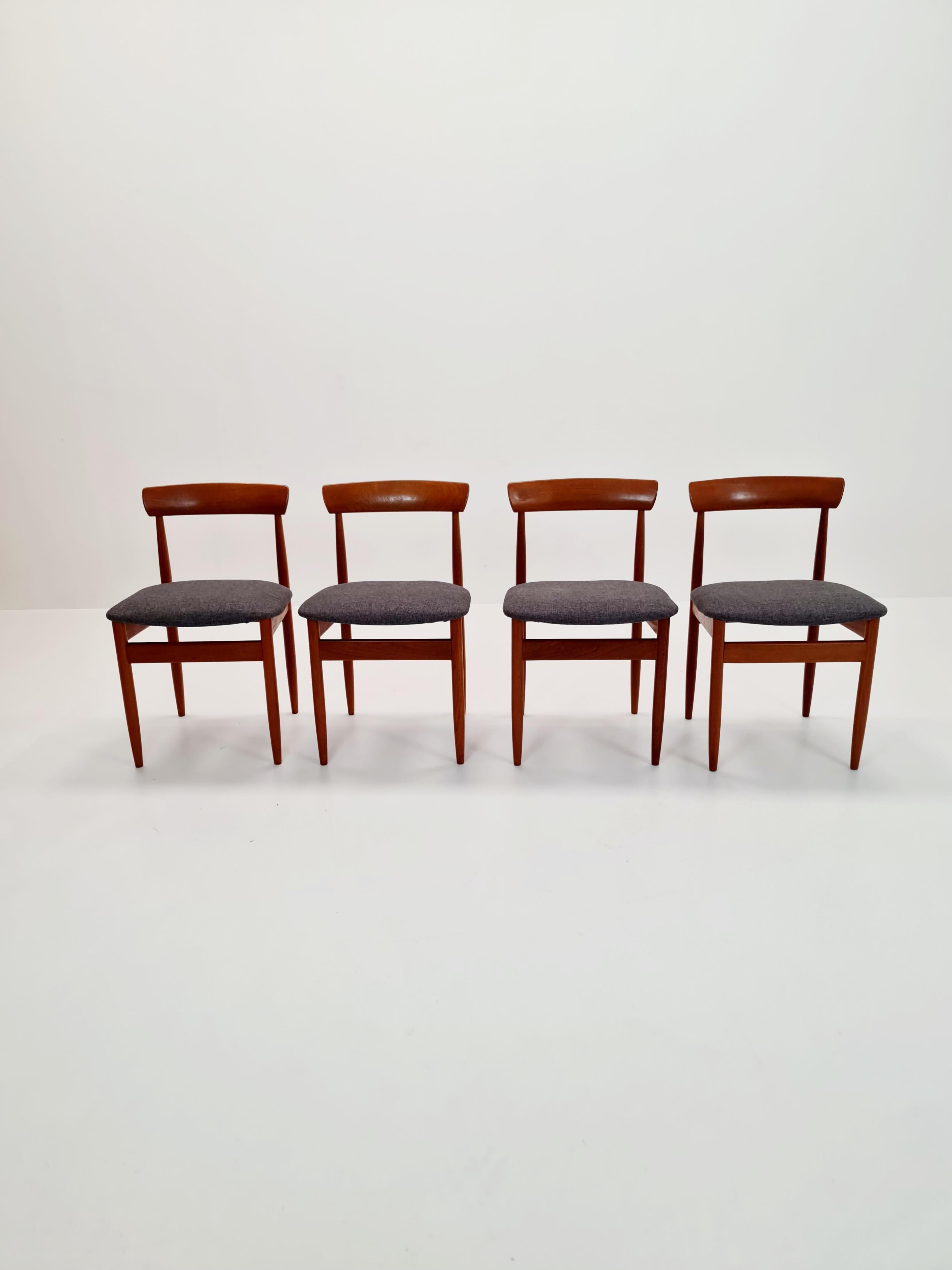 Sedie da pranzo in teak massiccio danese vintage By farsö stolefabrik  , anni '60, Set di 4 in vendita 8