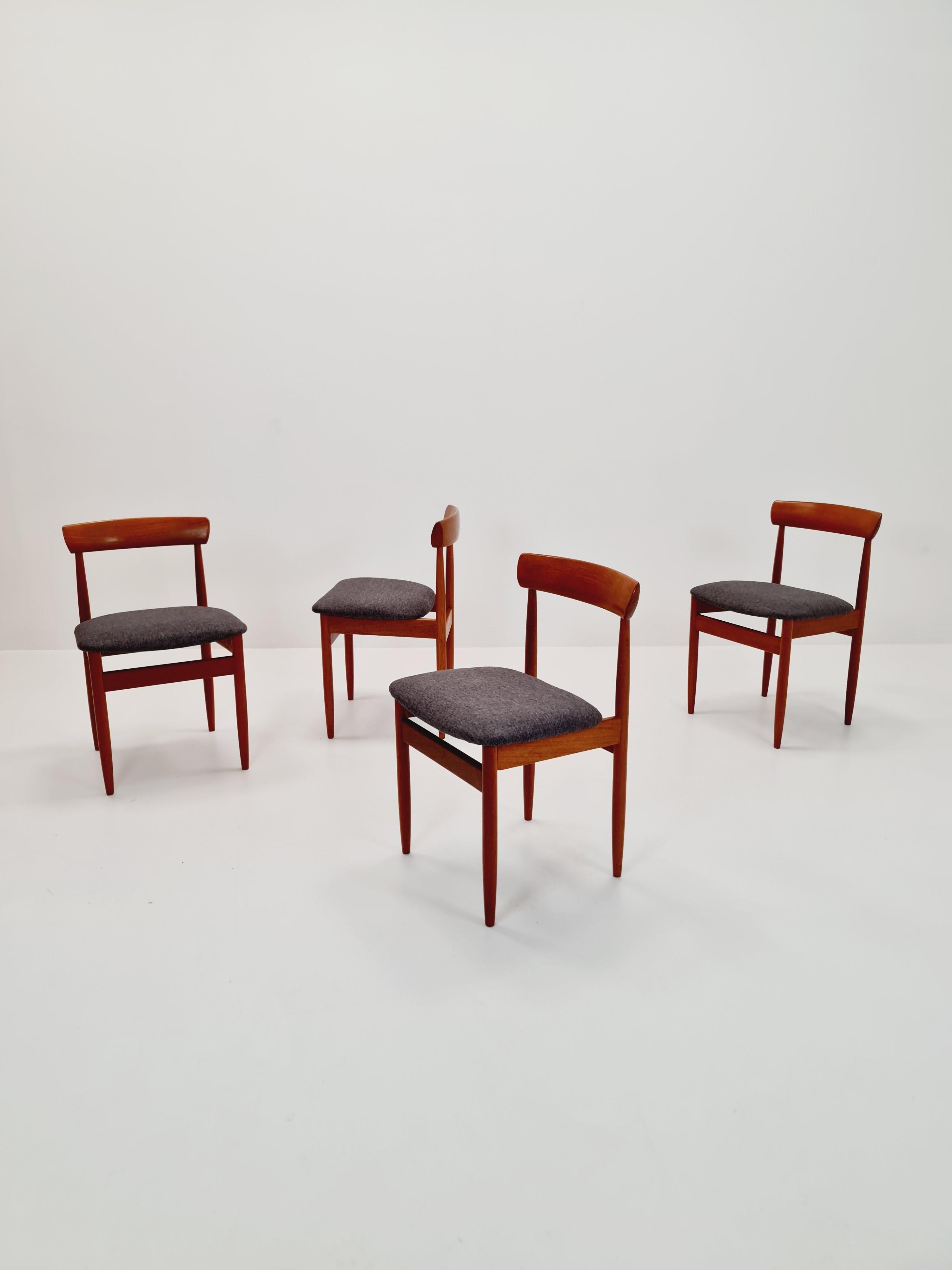 Sedie da pranzo in teak massiccio danese vintage By farsö stolefabrik  , anni '60, Set di 4 in vendita 11