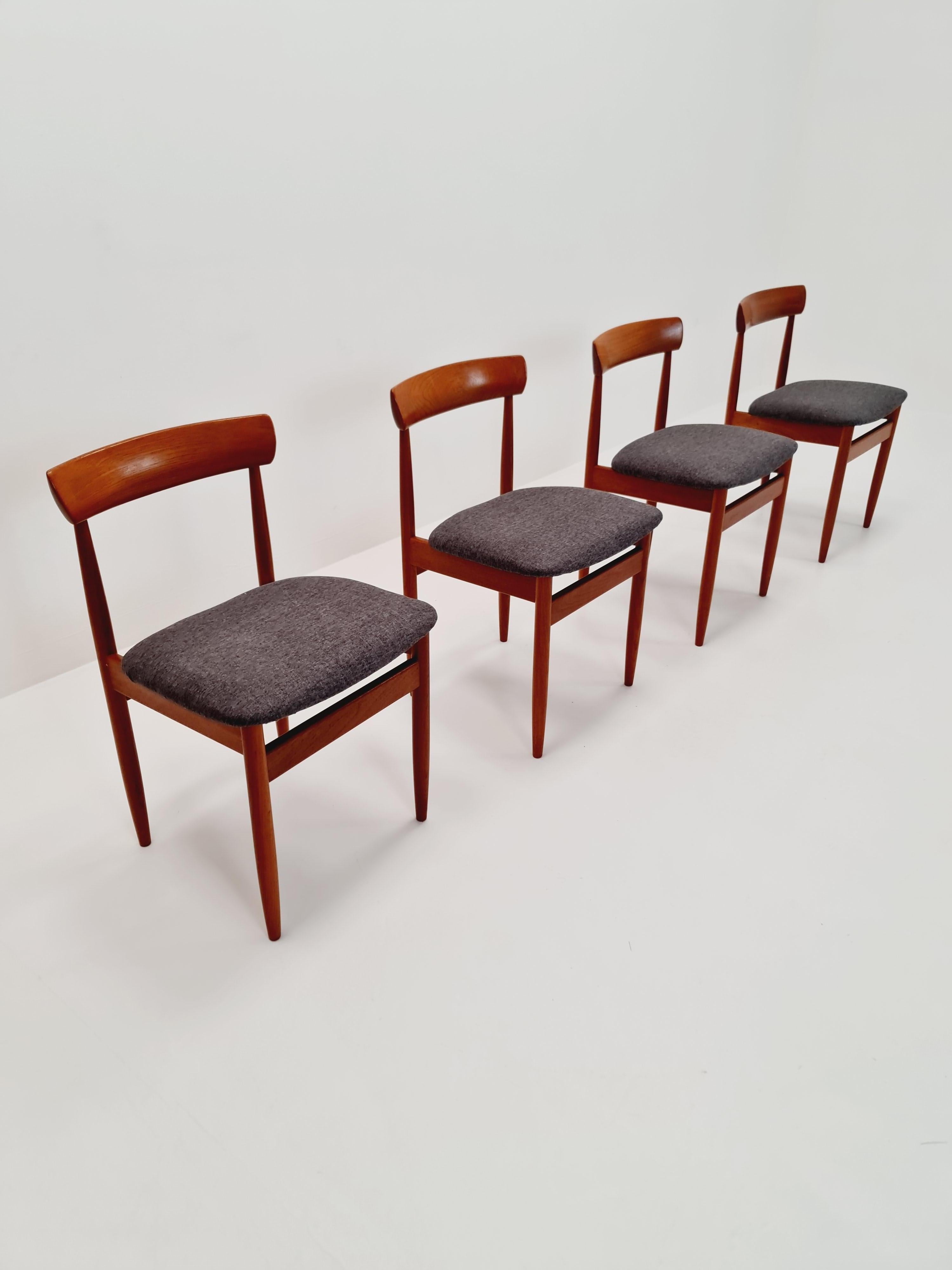 Sedie da pranzo in teak massiccio danese vintage By farsö stolefabrik  , anni '60, Set di 4

La struttura della sedia è in teak massiccio, in buone condizioni d'epoca; tuttavia, come per tutti gli oggetti d'epoca, è lecito aspettarsi qualche piccolo