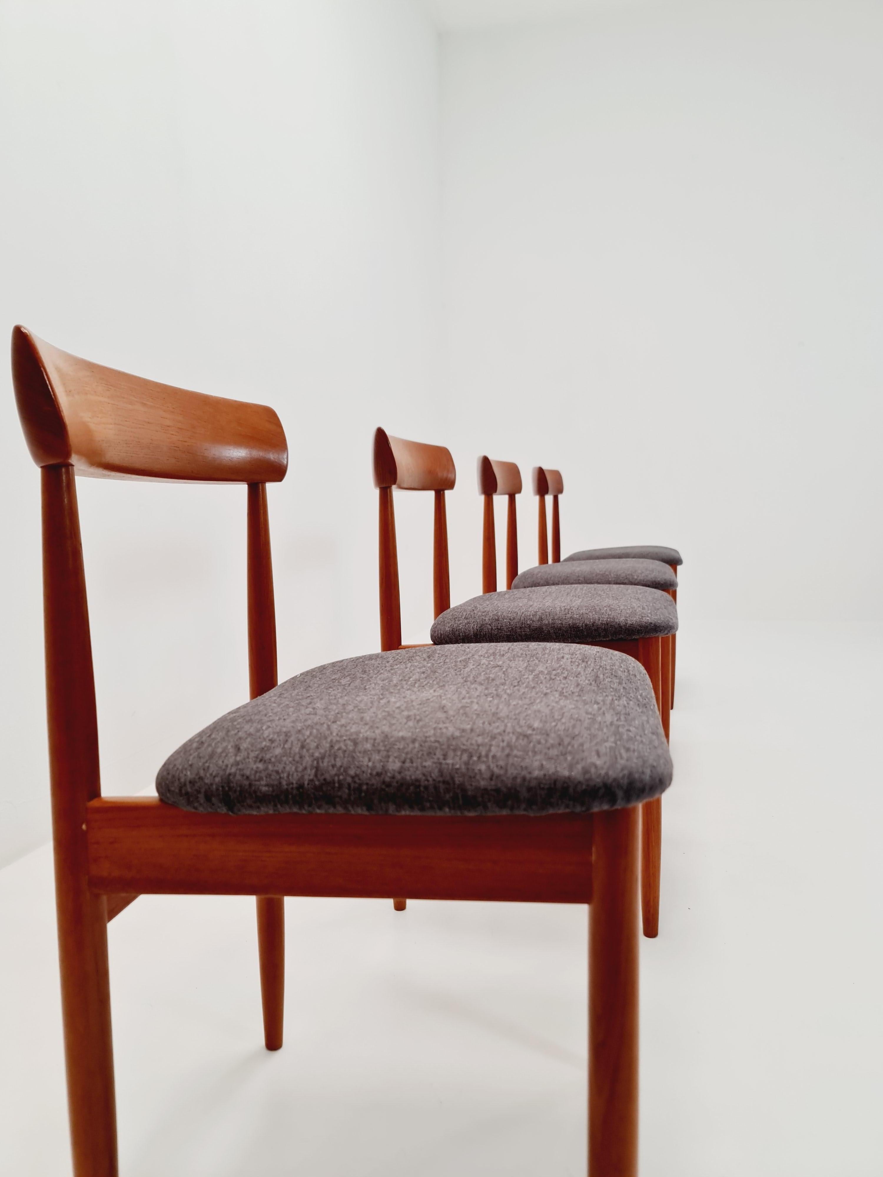 Mid-Century moderno Sedie da pranzo in teak massiccio danese vintage By farsö stolefabrik  , anni '60, Set di 4 in vendita