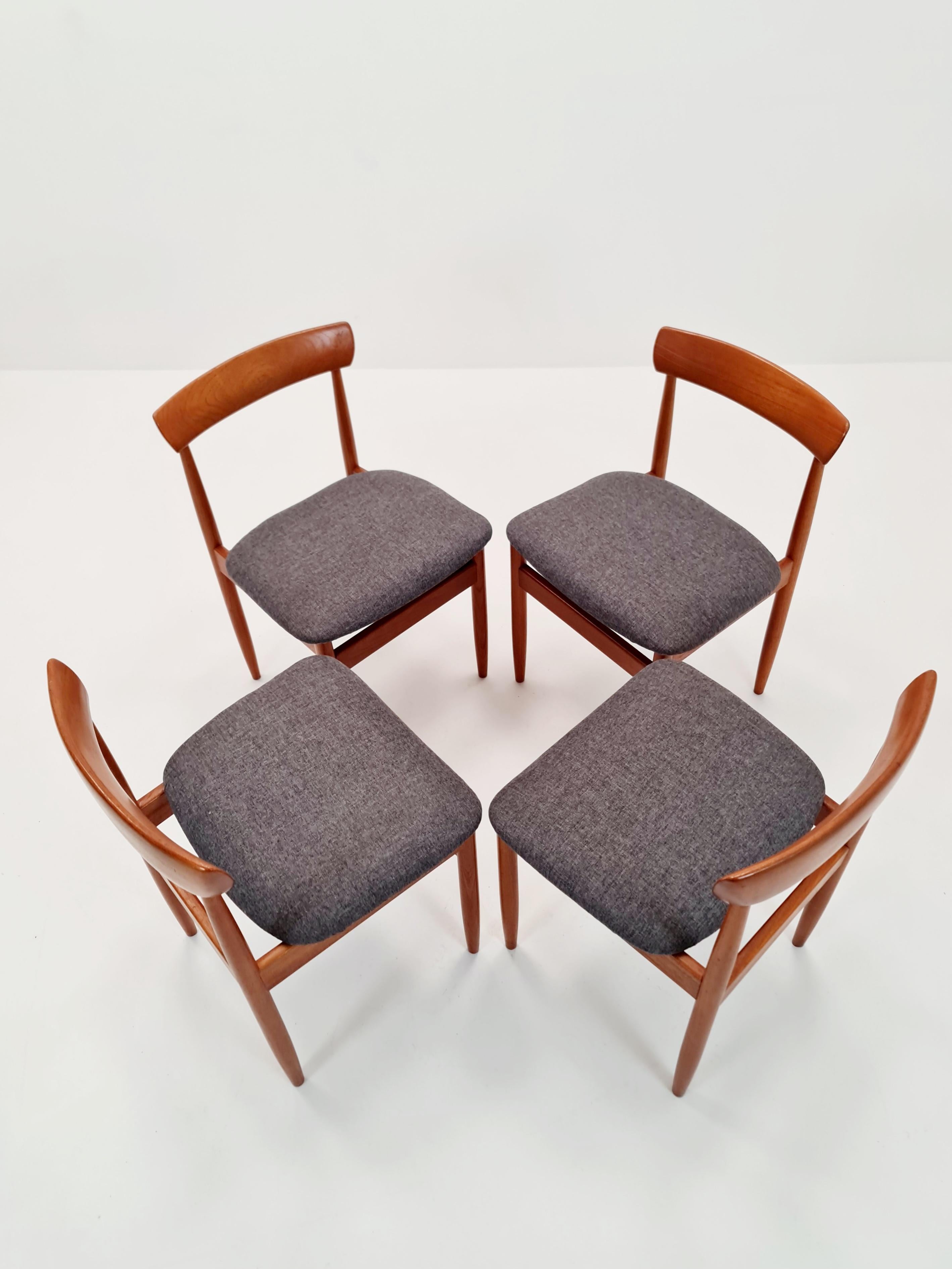 Metà XX secolo Sedie da pranzo in teak massiccio danese vintage By farsö stolefabrik  , anni '60, Set di 4 in vendita