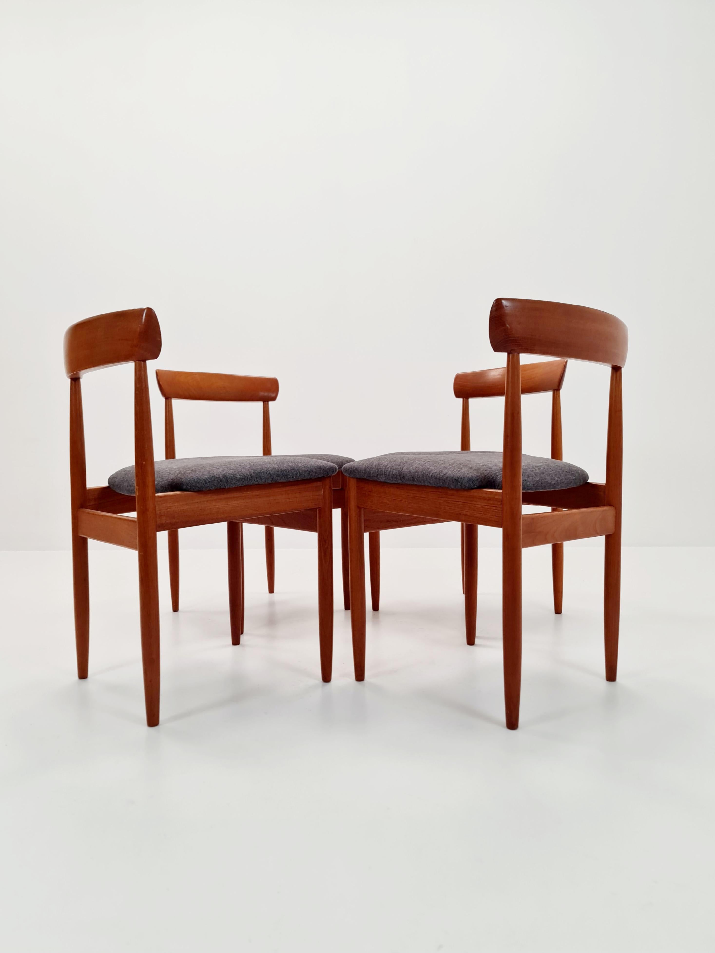 Sedie da pranzo in teak massiccio danese vintage By farsö stolefabrik  , anni '60, Set di 4 in vendita 1