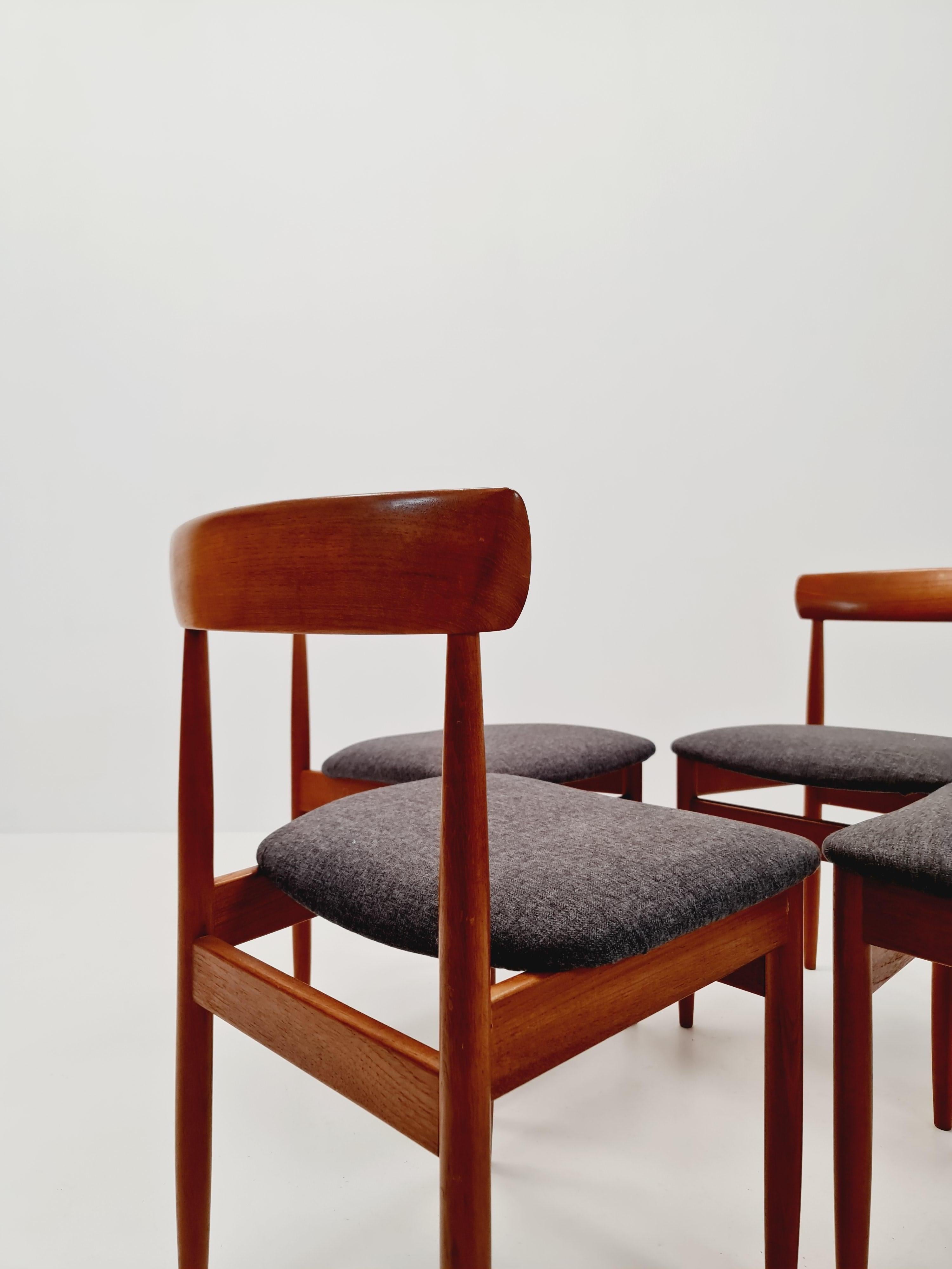 Sedie da pranzo in teak massiccio danese vintage By farsö stolefabrik  , anni '60, Set di 4 in vendita 2