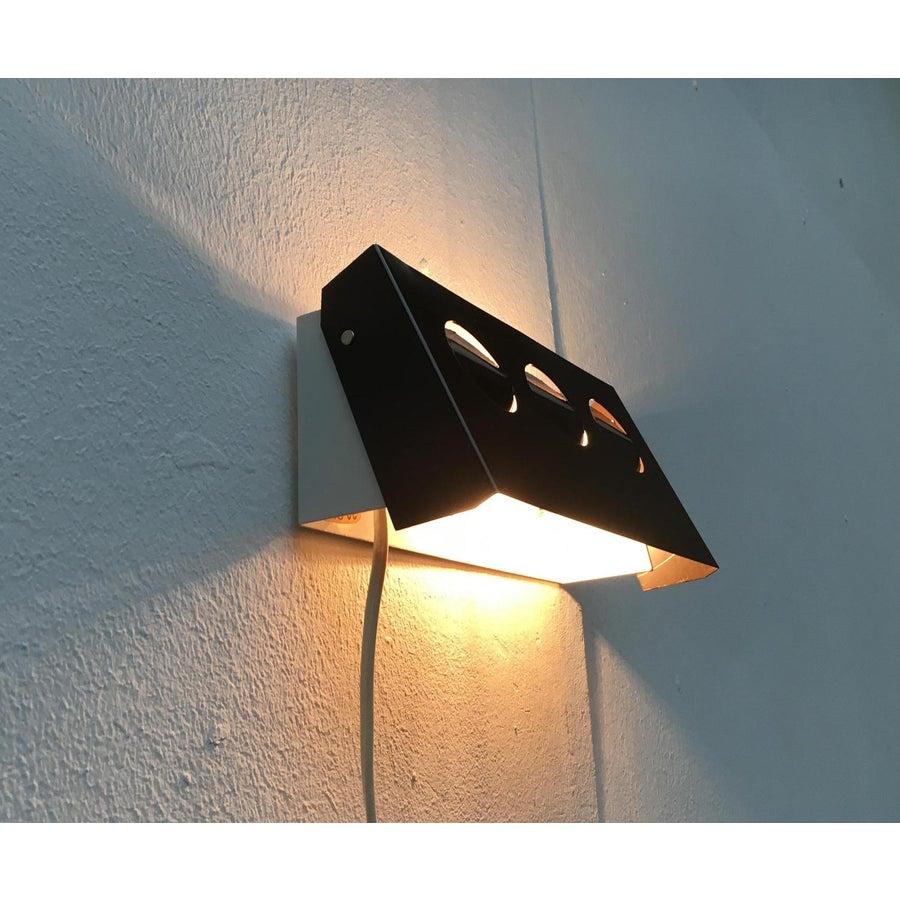 Lampe murale danoise vintage de l'ère spatiale de Hamalux, en très bon état. Conçue de 1970 à 1979 Cette pièce porte une marque d'attribution,
Le câblage de cet article peut être d'origine et nécessiter un remplacement, sauf indication