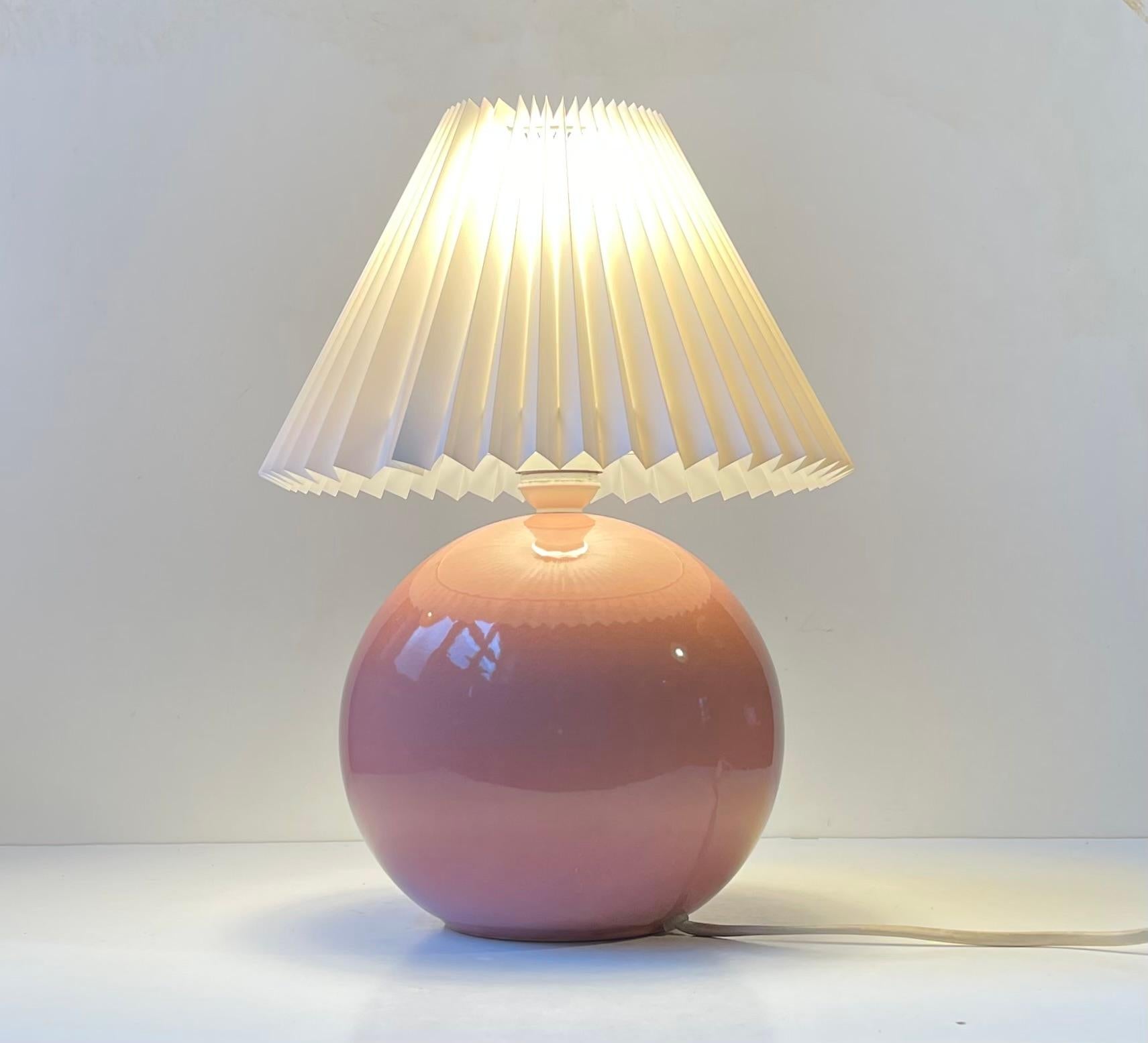 Vintage Danish Spherical Ceramic Table Lamp w. Pink Glaze, 1980s In Good Condition For Sale In Esbjerg, DK