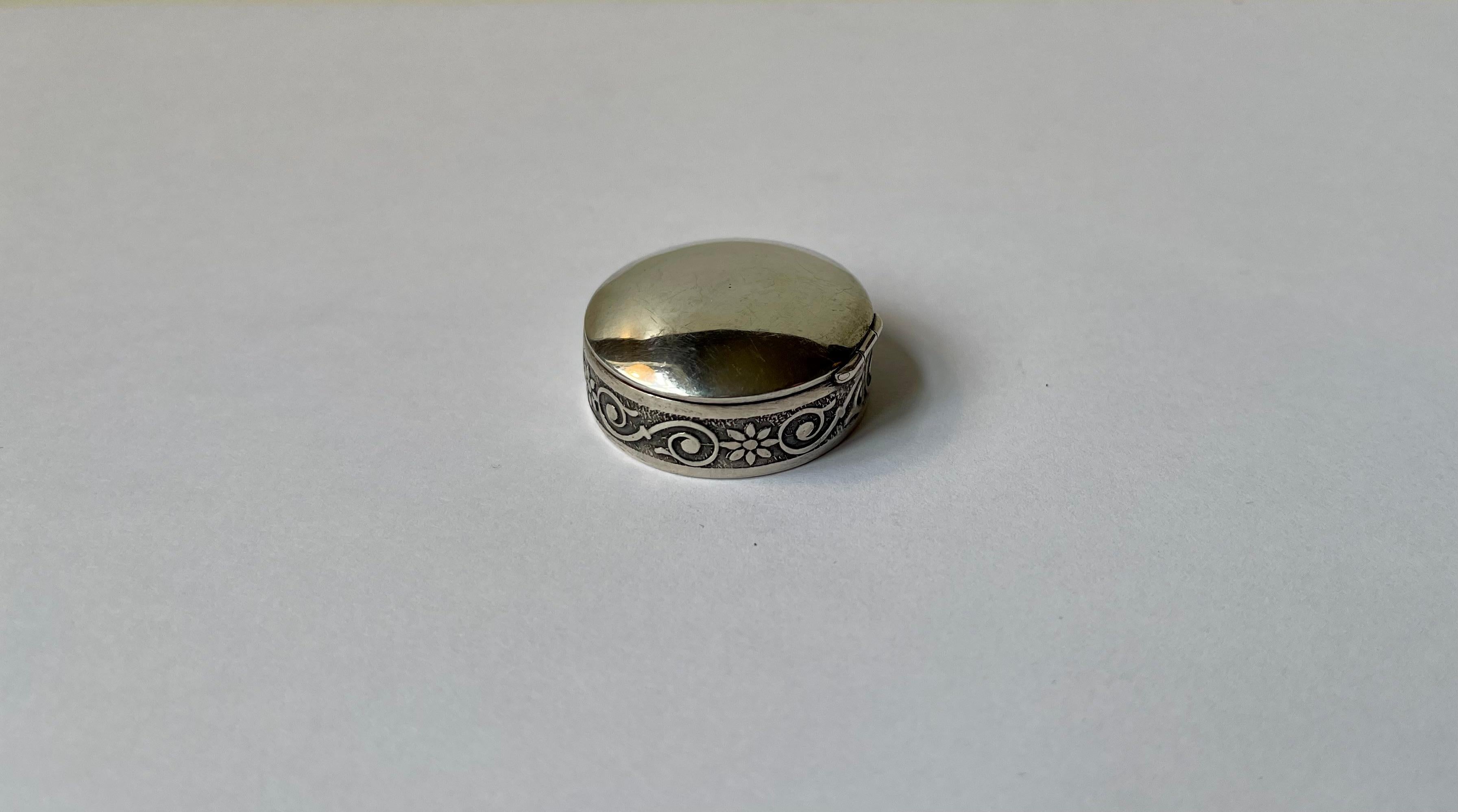 Small hand-edged/cut 925 sterling silver wedding ring or pill box. Linen with green velvet. Made in Denmark during the 1950s or 60s by Silversmith J. A. Christensen. Hall-marked and signed with initials. Measurements: D: 32 mm, H: 12 mm.
