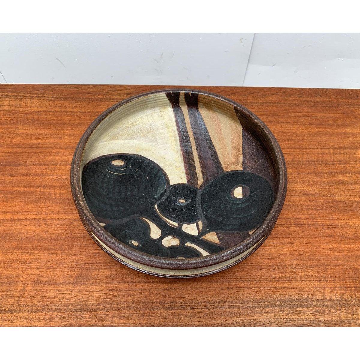 Großer Wandteller oder Schale von Noomi Backhausen für Søholm. Die Schale ist mit abstrakten und floralen Formen handbemalt. Dieses seltene Stück kann als funktionelle Schale oder mit dem mitgelieferten Aufhänger als Wanddekoration verwendet werden.