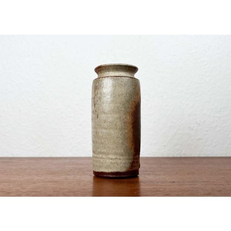 Vaso d'epoca in Studio Pottery di Leif Aase Vang, 1985, in ottime condizioni. Progettato dal 1980 al 1989. Questo pezzo ha un marchio di attribuzione.

Informazioni aggiuntive:
Materiali: Ceramica
Colore: Beige
Stile: Medioevo Moderno
Periodo: