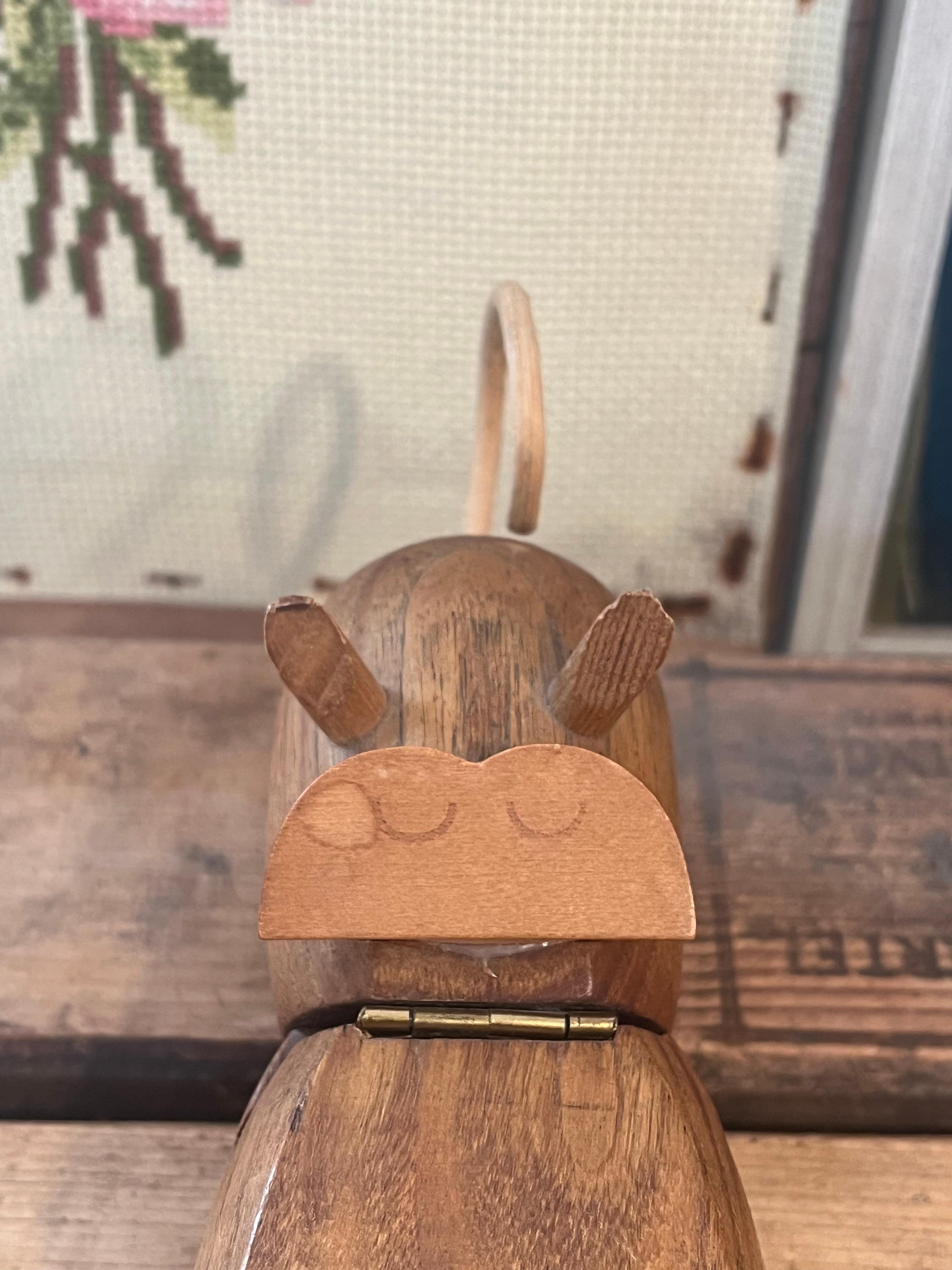  Scultura vintage di ippopotamo con un piccolo contenitore in bocca. Condizioni vintage coerenti con l'età, come da foto.Scatola H15
Dimensioni. 8