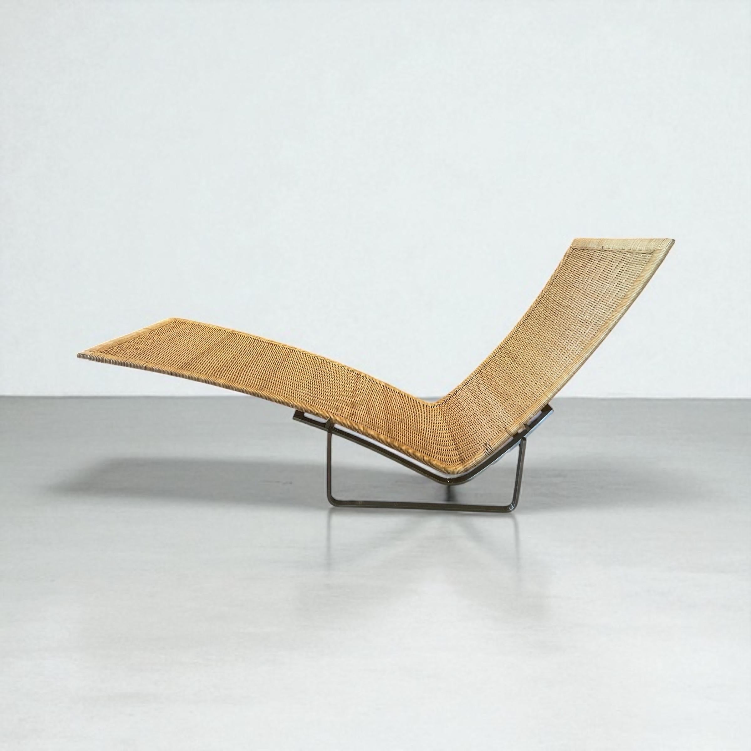 Silla chaise longue de mimbre estilo danés vintage con estructura de acero Moderno de mediados de siglo en venta