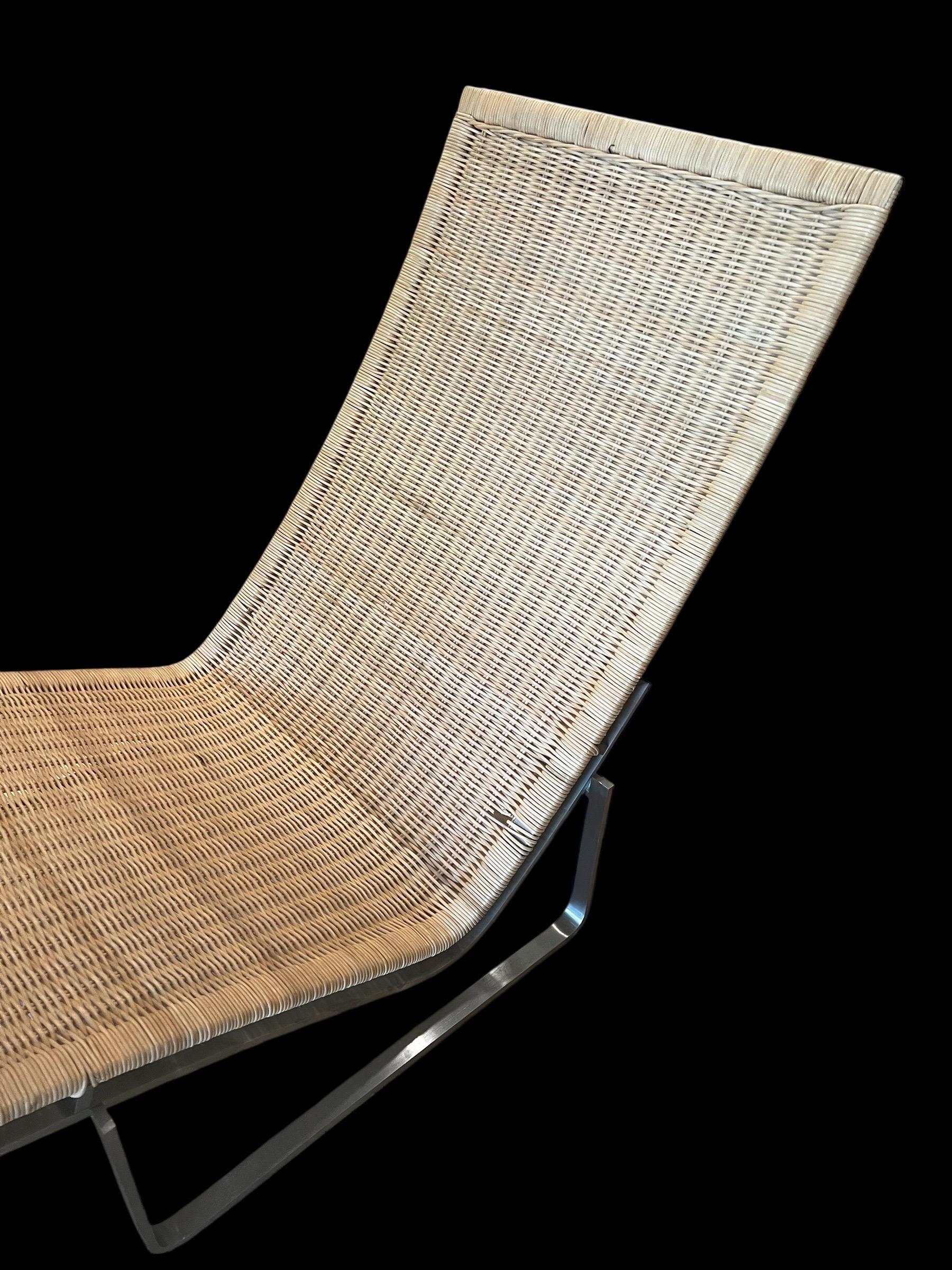 Silla chaise longue de mimbre estilo danés vintage con estructura de acero siglo XX en venta