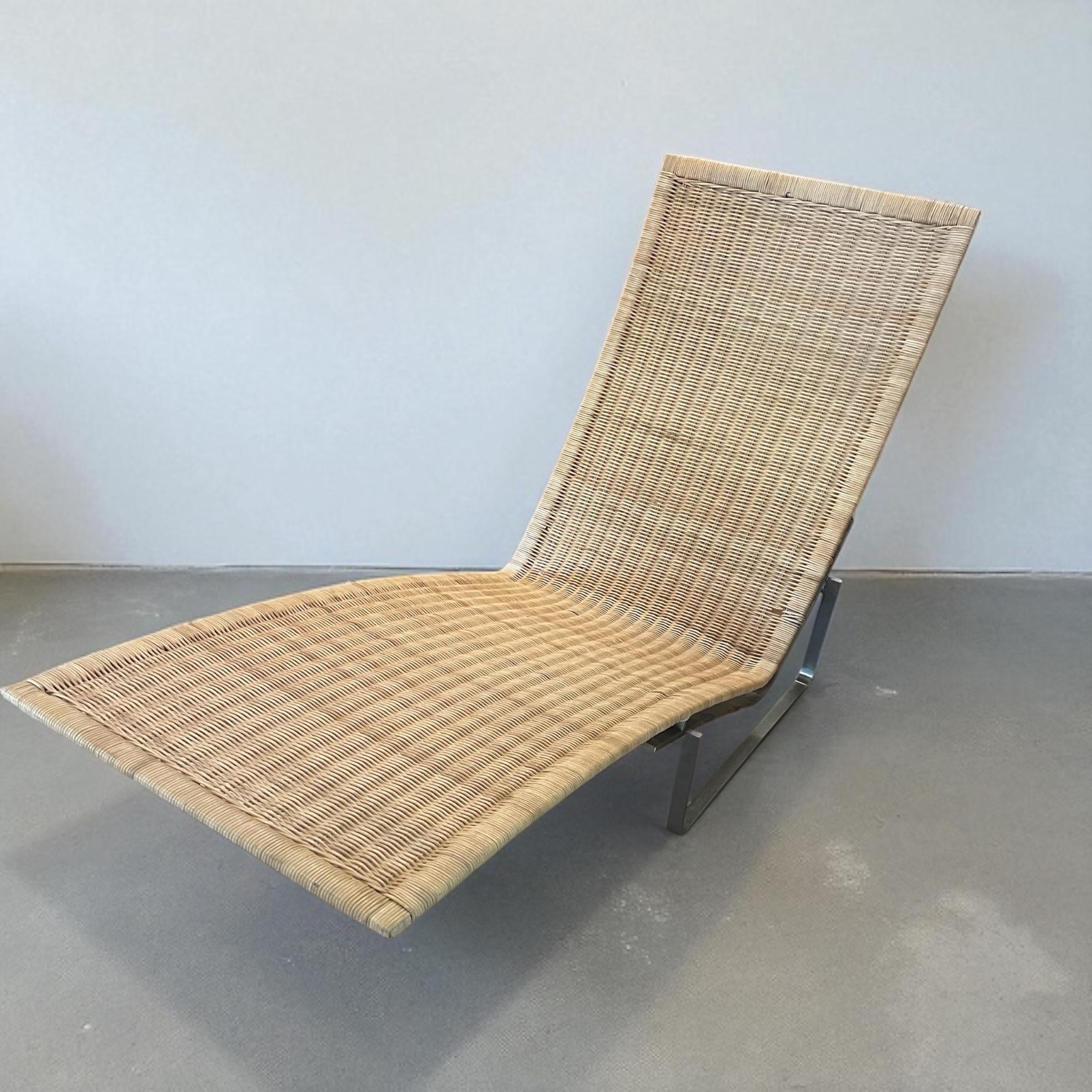 Silla chaise longue de mimbre estilo danés vintage con estructura de acero en venta 3