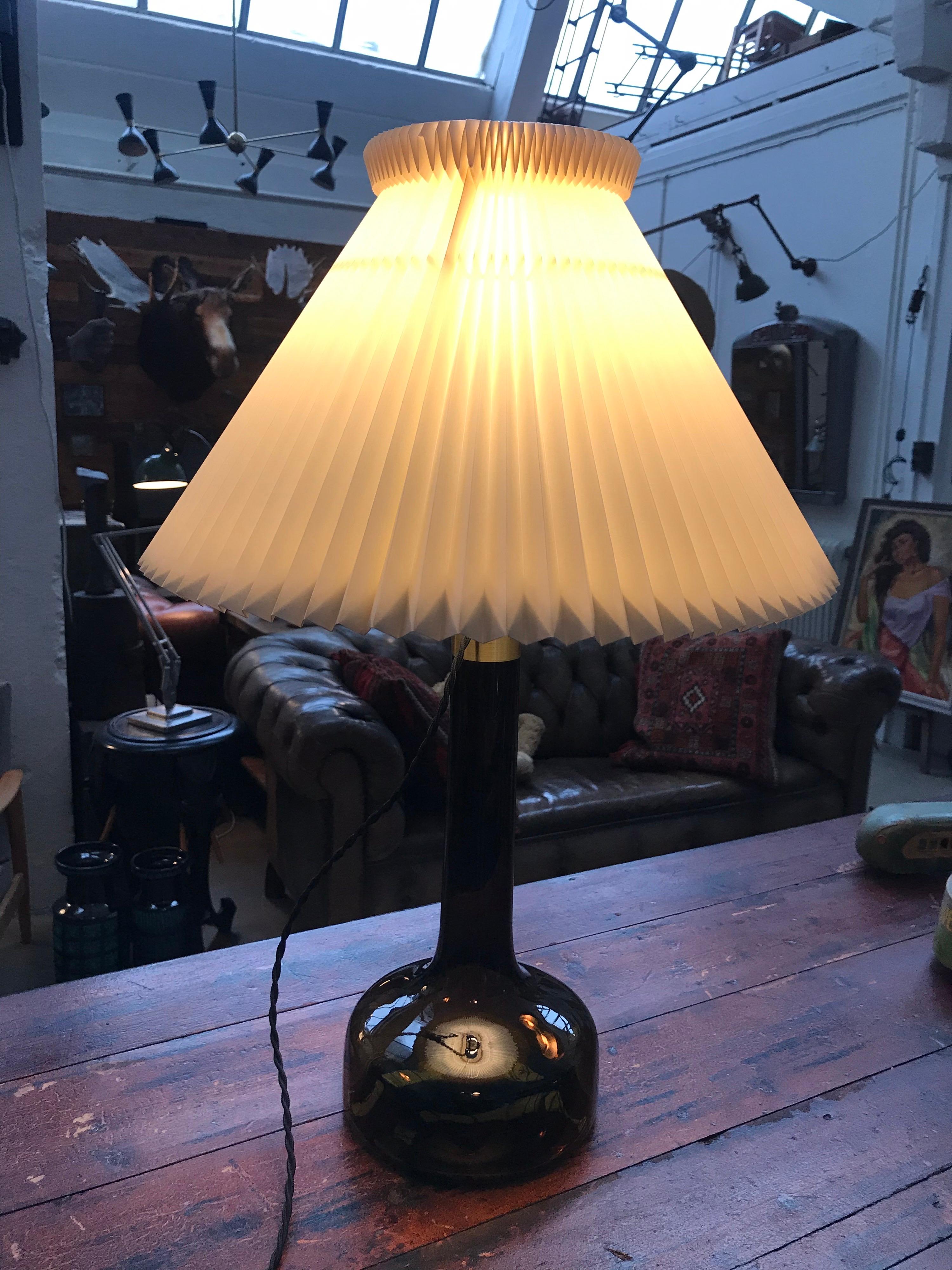 Vintage Danish table lamp by Holmegaard in brown glass with a handmade Le Klint shade.
In great vintage condition with just normal wear to the shade but no cracks or chips.
A Classic midcentury Danish design with great presence.