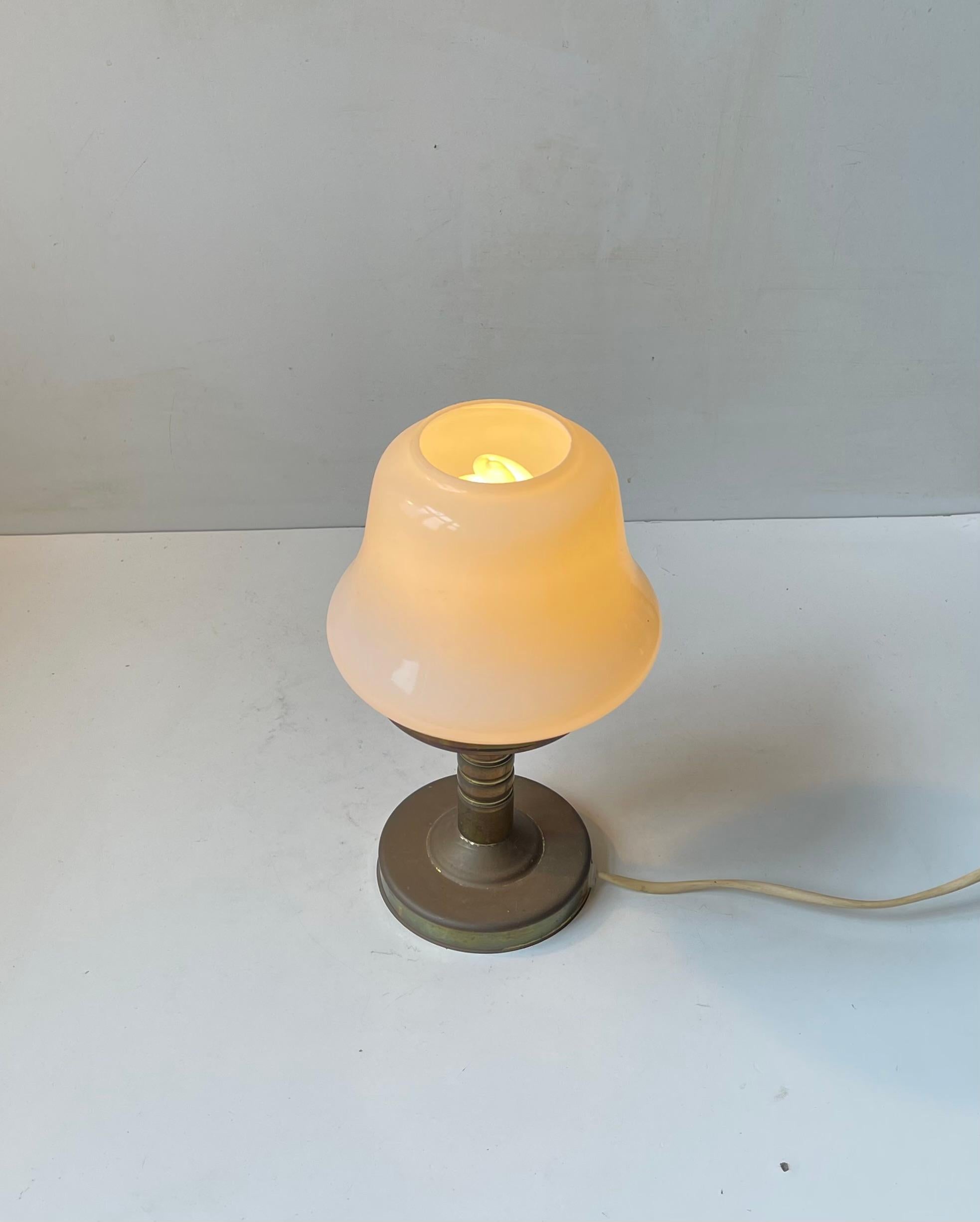 Lámpara de mesa danesa vintage de cristal blanco y latón de ABO Randers, años 70 Art Decó