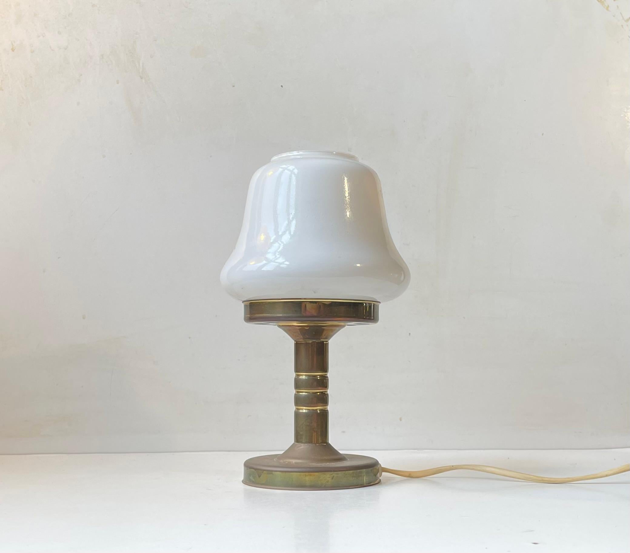 Lámpara de mesa danesa vintage de cristal blanco y latón de ABO Randers, años 70 en Bueno Estado en Esbjerg, DK