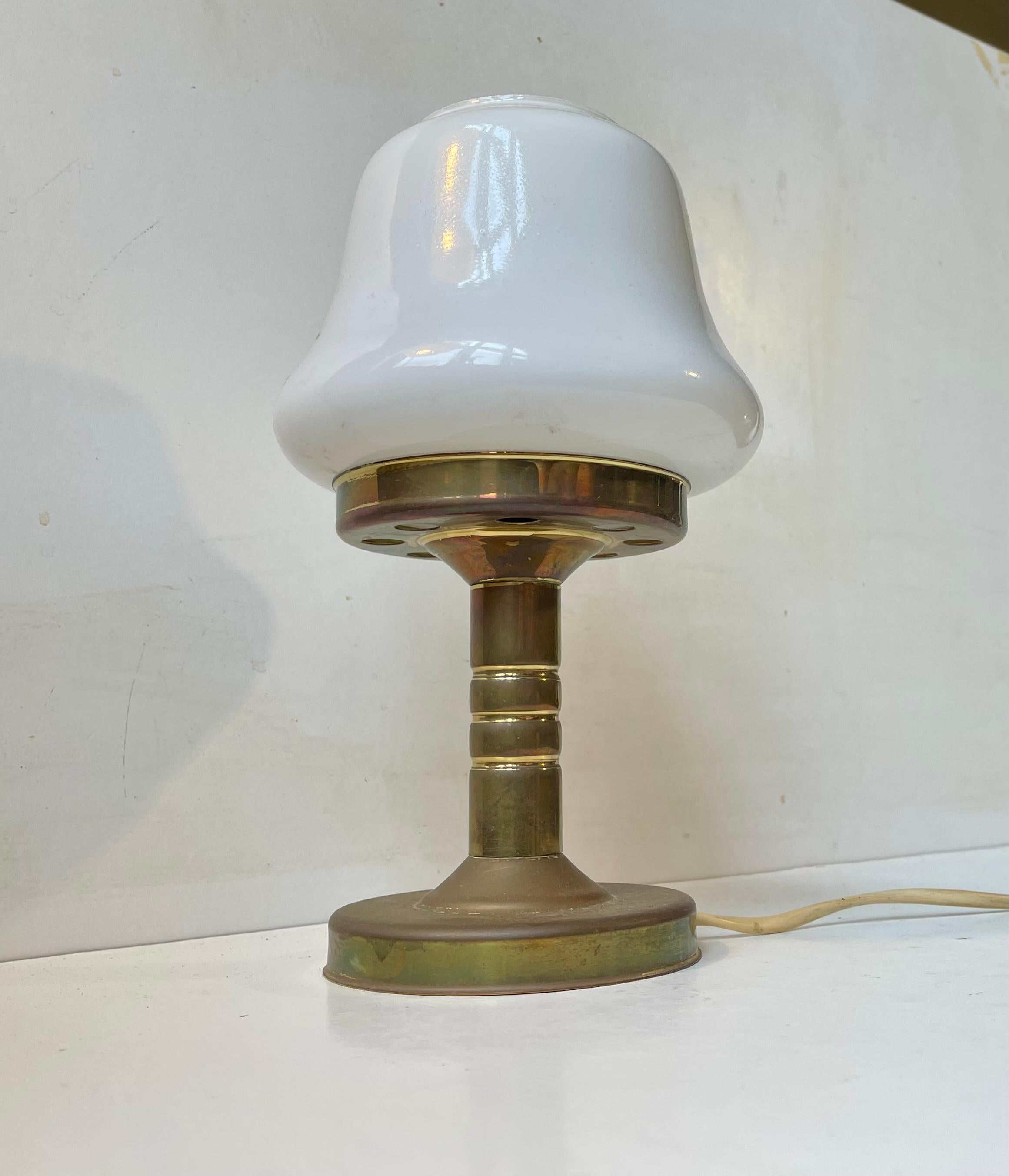 Lámpara de mesa danesa vintage de cristal blanco y latón de ABO Randers, años 70 1
