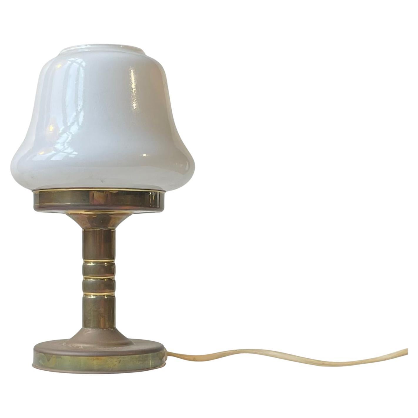 Lámpara de mesa danesa vintage de cristal blanco y latón de ABO Randers, años 70