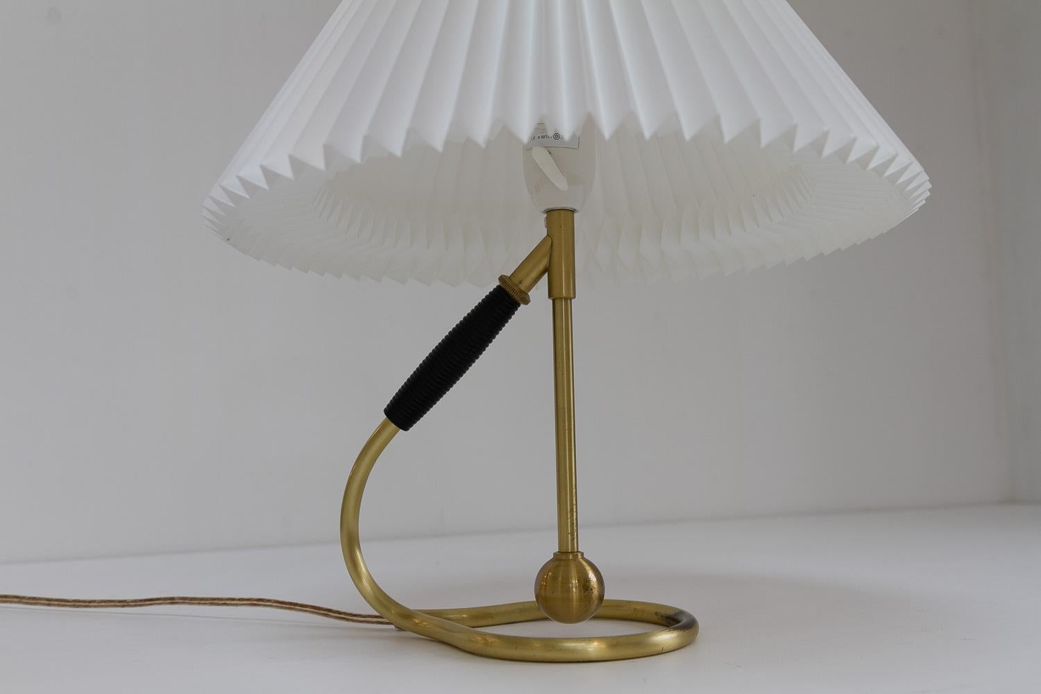 Lampe de table ou applique danoise vintage modèle 306 de Kaare Klint pour Le Klint, années 1960. en vente 3
