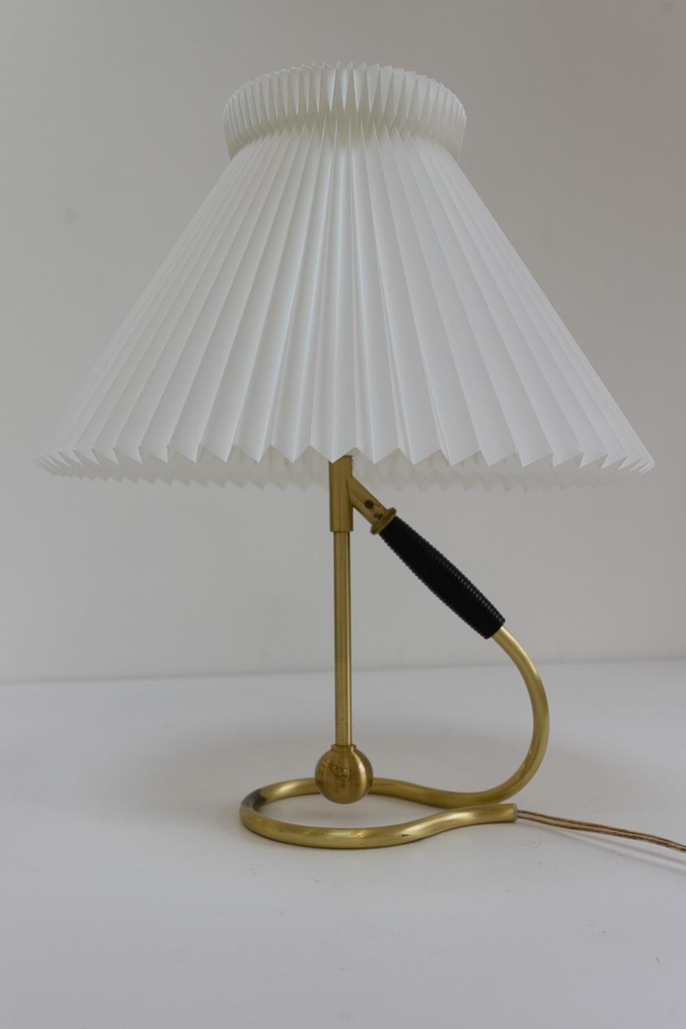 Lampe de table ou applique danoise vintage modèle 306 de Kaare Klint pour Le Klint, années 1960. en vente 6