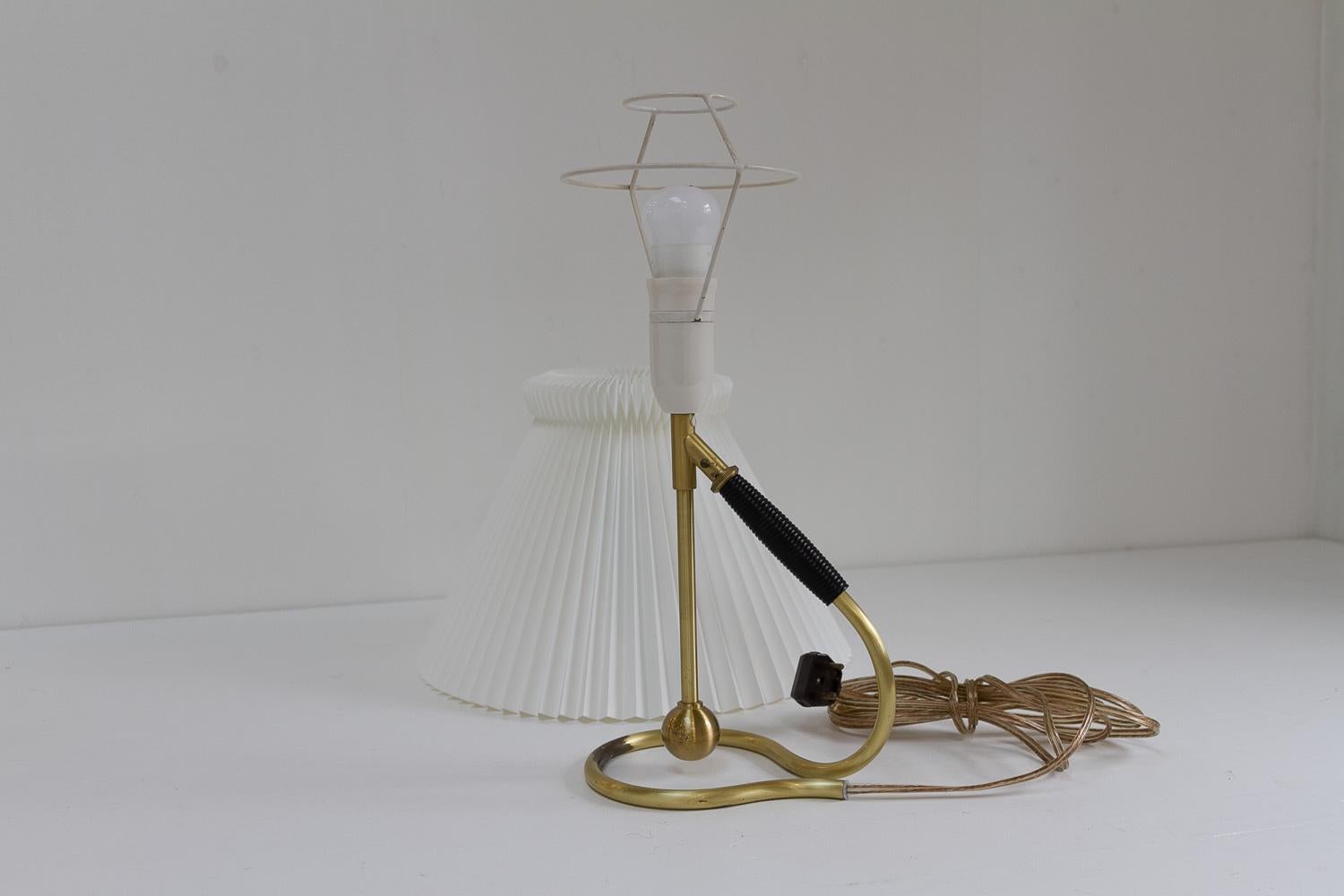 Lampe de table ou applique danoise vintage modèle 306 de Kaare Klint pour Le Klint, années 1960. en vente 7