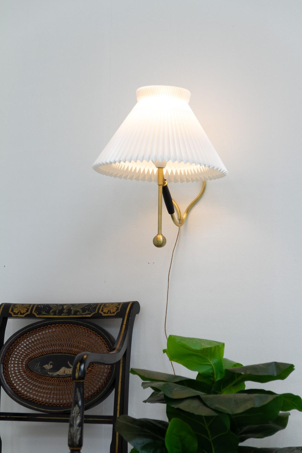 Lampe de table ou applique danoise vintage modèle 306 de Kaare Klint pour Le Klint, années 1960. en vente 12