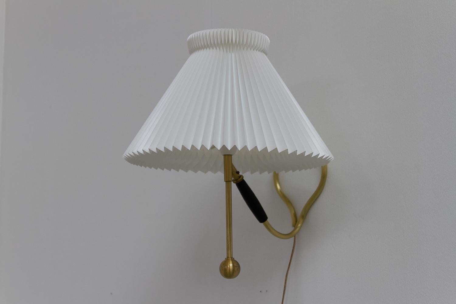 Lampe de table ou applique danoise vintage modèle 306 de Kaare Klint pour Le Klint, années 1960.

Éclairage mural et de table réglable original, iconique et stylisé de la modernité danoise du milieu du siècle, conçu par Kaare Klint en 1945 et
