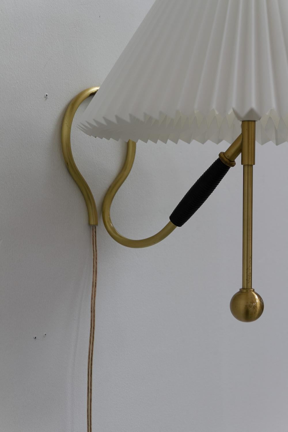 Scandinave moderne Lampe de table ou applique danoise vintage modèle 306 de Kaare Klint pour Le Klint, années 1960. en vente