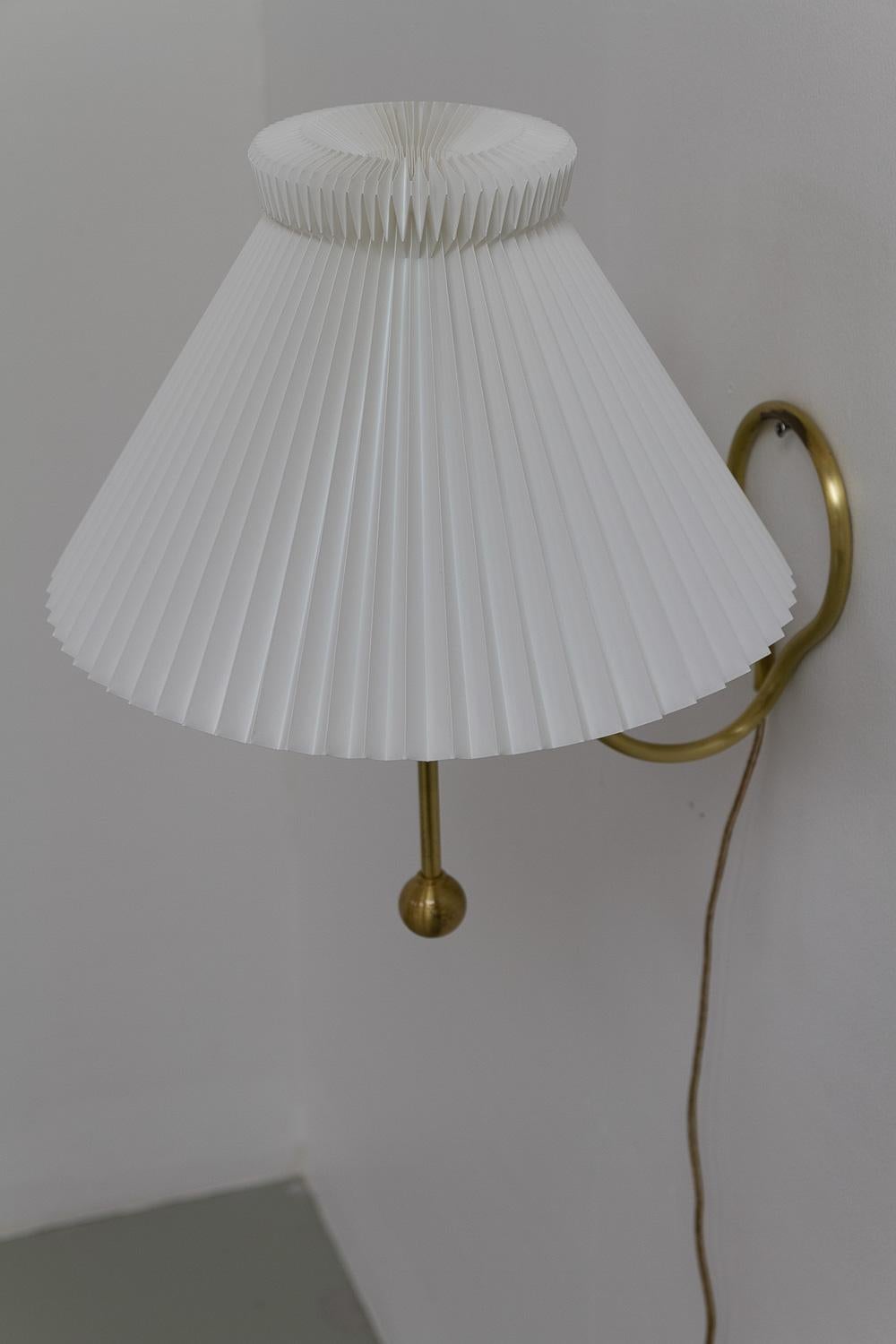 Lampe de table ou applique danoise vintage modèle 306 de Kaare Klint pour Le Klint, années 1960. Bon état - En vente à Asaa, DK