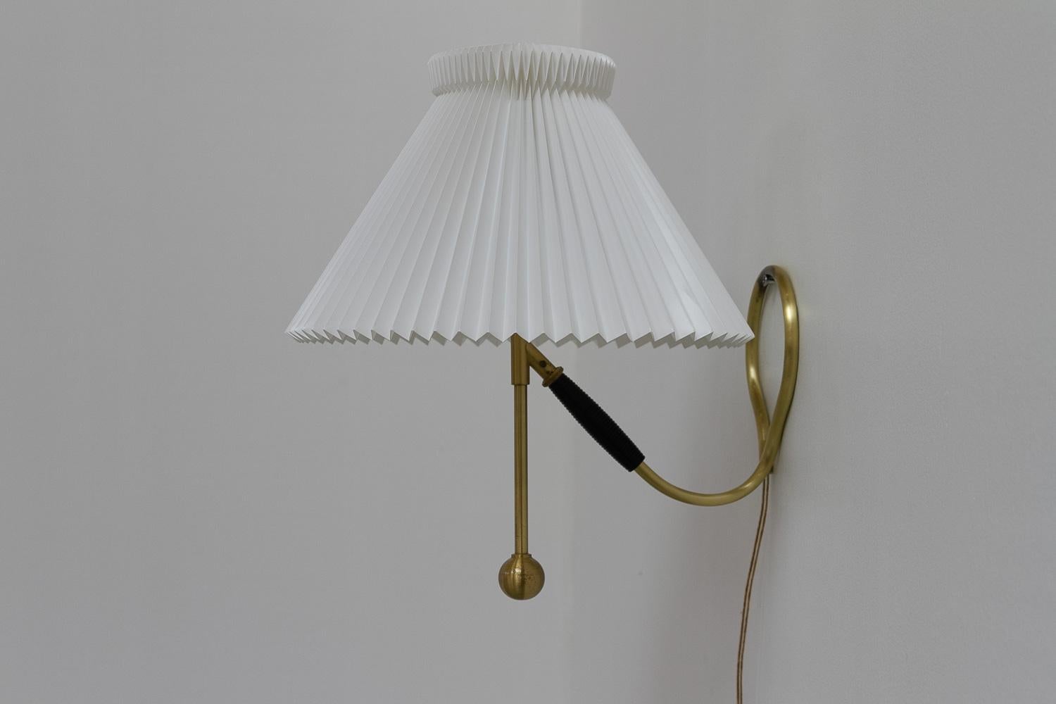 Milieu du XXe siècle Lampe de table ou applique danoise vintage modèle 306 de Kaare Klint pour Le Klint, années 1960. en vente