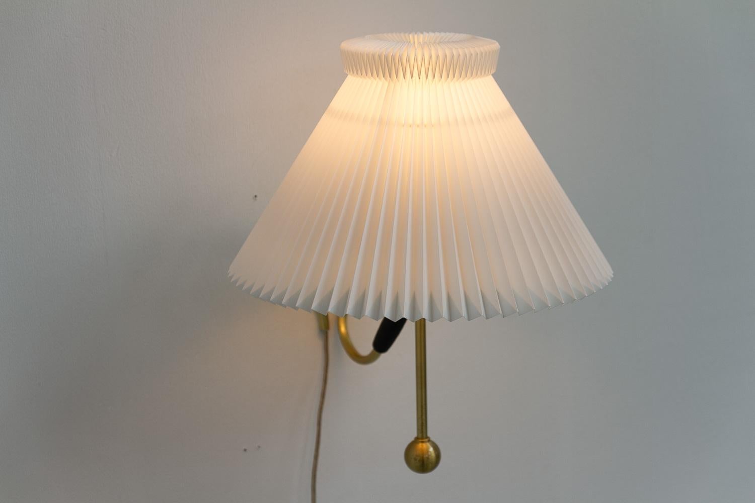 Lampe de table ou applique danoise vintage modèle 306 de Kaare Klint pour Le Klint, années 1960. en vente 1