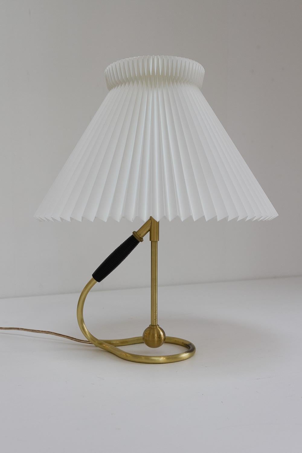 Lampe de table ou applique danoise vintage modèle 306 de Kaare Klint pour Le Klint, années 1960. en vente 2