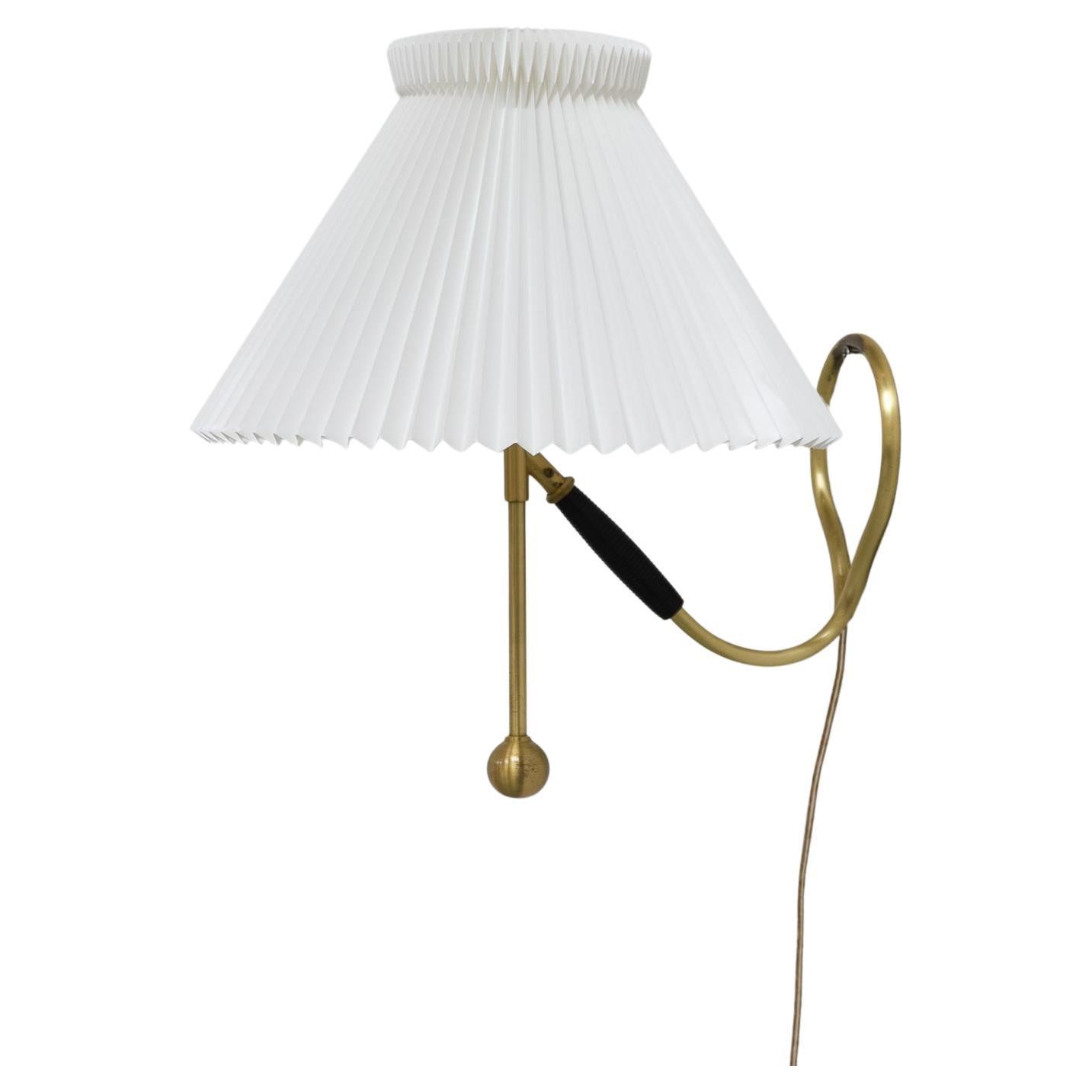 Dänische Vintage-Tisch- oder Wandleuchte Modell 306 von Kaare Klint für Le Klint, 1960er Jahre.