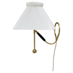 Dänische Vintage-Tisch- oder Wandleuchte Modell 306 von Kaare Klint für Le Klint, 1960er Jahre.