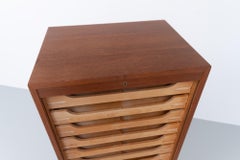 Archivio danese vintage a 14 cassetti in teak con porta a tamburo, anni '60.