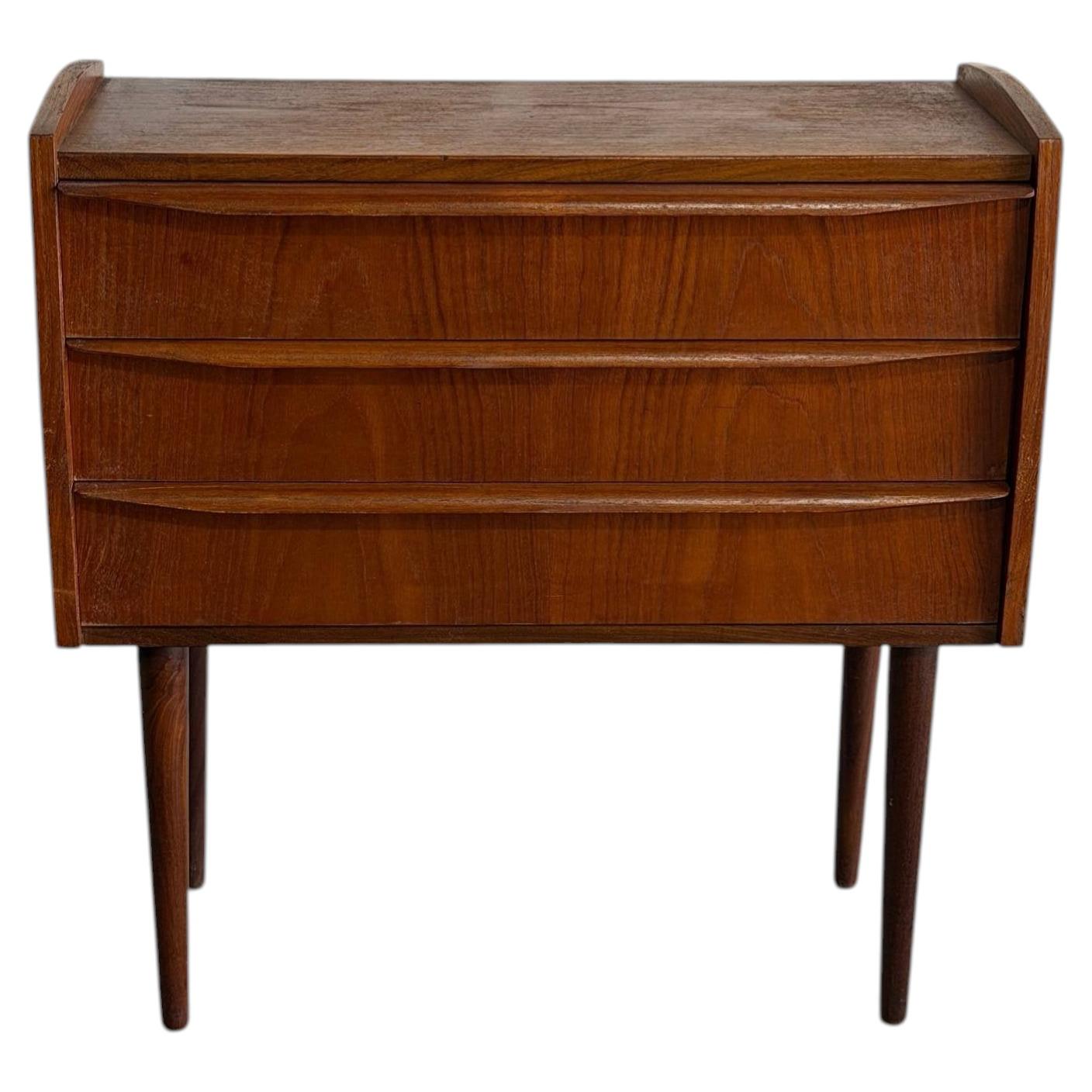 Comodino vintage danese in teak a 3 cassetti, in stile scandinavo moderno in vendita
