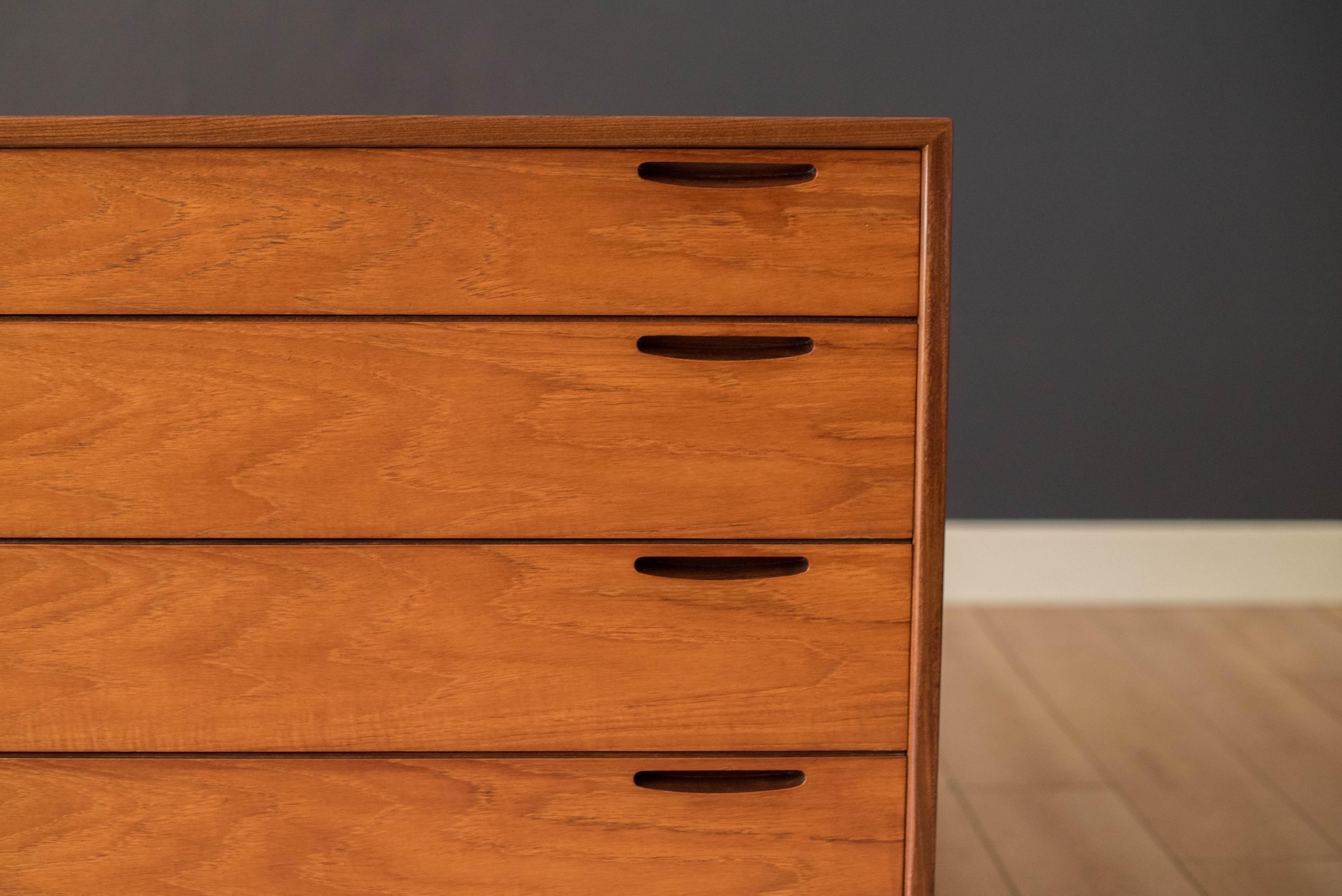 Vintage Danish Teak 4-Drawer Dresser Chest by Ib Kofod-Larsen In Good Condition In San Jose, CA