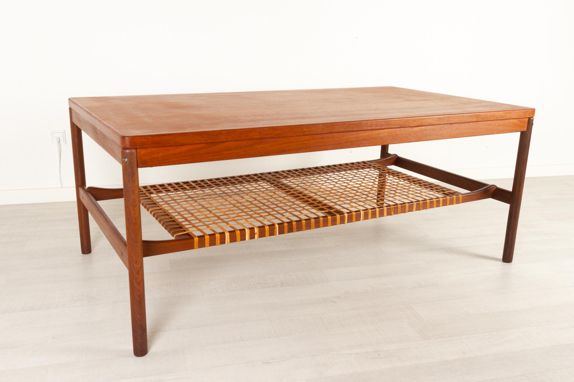 Vintage Danish teak and cane coffee table 1960s
Large Scandinavian Modern coffee table with cane shelf. Frame and round legs in solid teak. Many lovely sculptural details.
Very good original condition. A few strands of cane has been replaced.