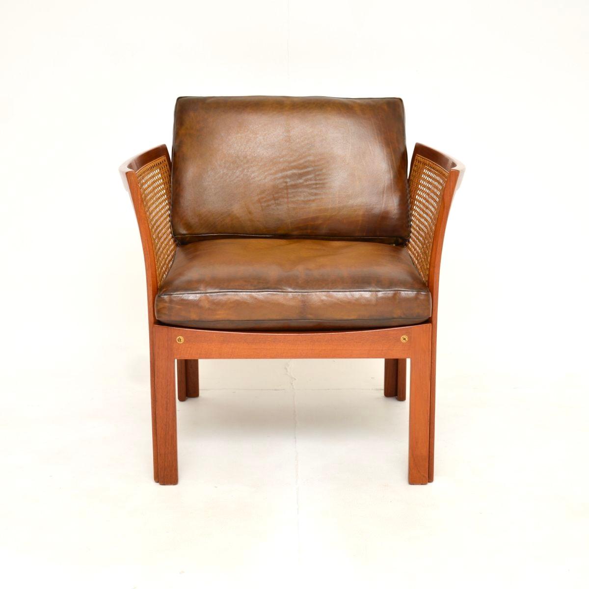 Ein stilvoller und sehr seltener dänischer Vintage-Sessel aus Teakholz und Leder von Illum Wikkelso. Dieses Modell heißt 'Plexus', wurde von CFC Silkeborg hergestellt und stammt aus den 1960er Jahren.

Sie hat ein wunderschönes Design mit einem fein