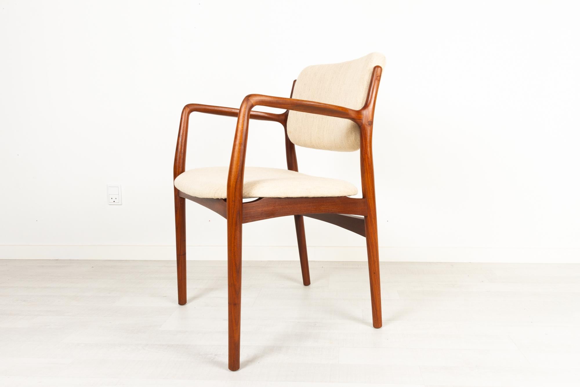 Fauteuil vintage danois en teck 1950s
Elegant et sculptural fauteuil danois Mid-Century Modern en teck massif. Assise et dossier retapissés en tissu de laine beige clair. Pieds coniques ronds. Accoudoirs évasés.
Très beau teck avec un grain