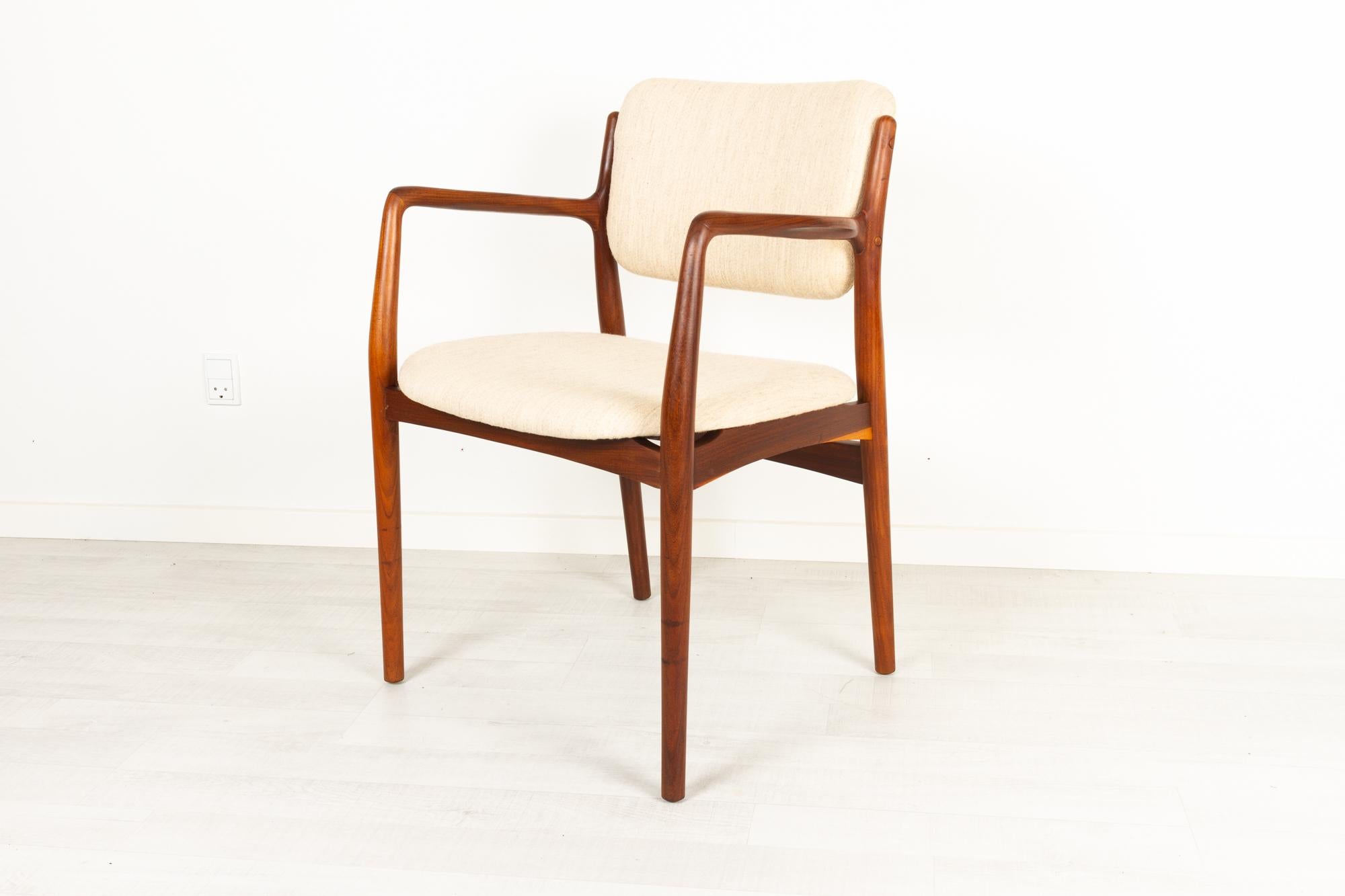 Vintage Danish teak armchair 1950s
Elegant and sculptural Danish Mid-Century Modern armchair in solid teak. Seat and backrest reupholstered in light beige wool fabric. Round tapered legs. Flared armrests.
Very beautiful teak with expressive grain