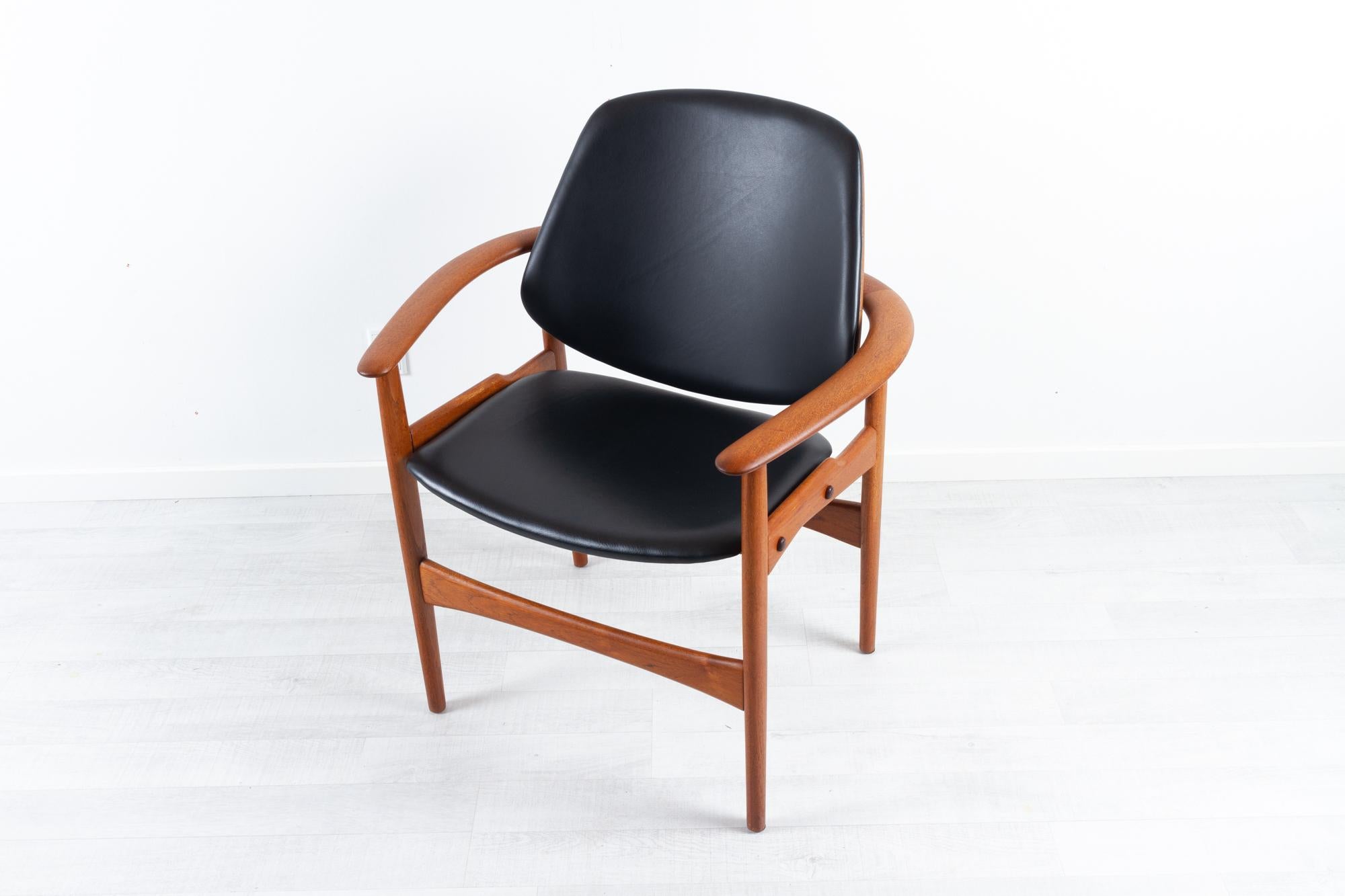 Vintage Danish teak armchair by Arne Hovmand-Olsen, 1960s
Sculptural Danish Mid-Century Modern chair in solid teak with black leather upholstery. Designed by Danish architect Arne Hovmand Olsen and made by Onsild Møbelfabrik, Denmark for Jutex.