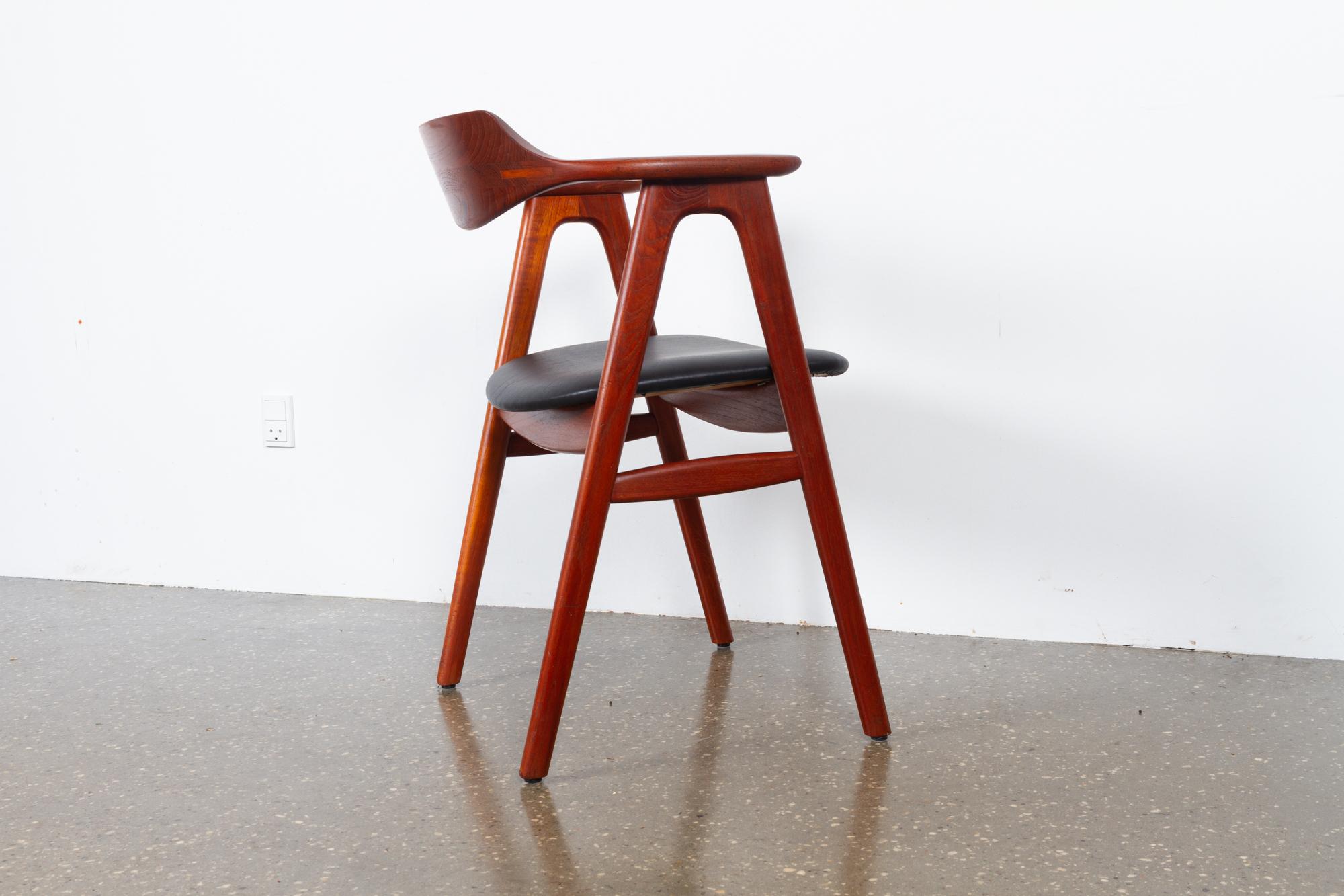 Vintage Danish teak armchair by Erik Kirkegaard for Høng Stolefabrik 1960s
Elegant Mid-Century Modern armchair in solid teak with beautiful joinery details. Seat is reupholstered with period correct leatherette and high density foam. Very