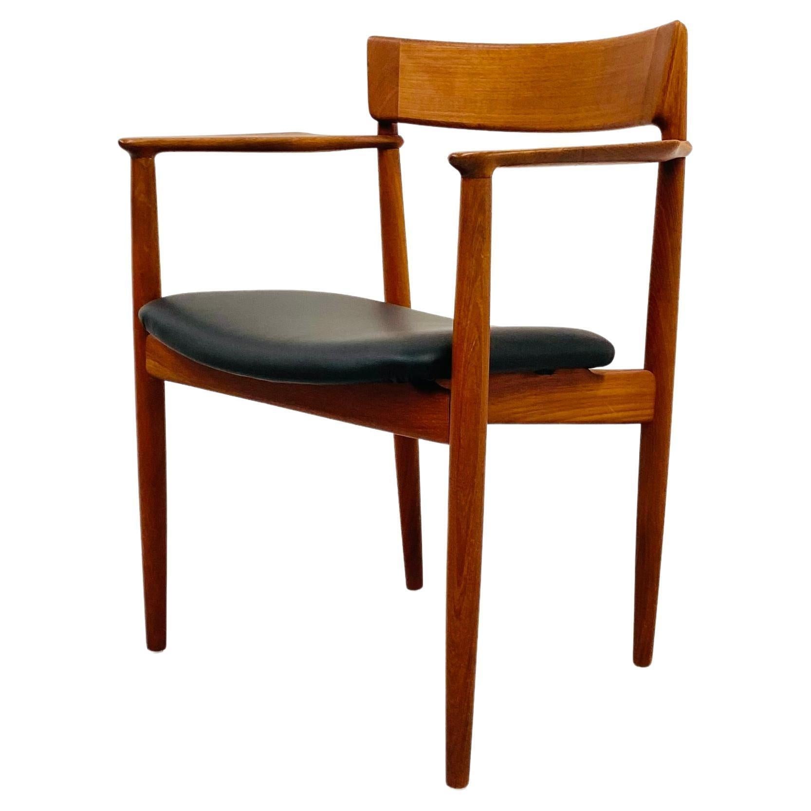 This chair in teak is designed by Henry Rosengren Hansen in the sixties. The chair is manufactured by Brande Mobelfabrik in Denmark. This design excels in extraordinary craftmanship and exceptional details. The chair is reupholstered in Italian