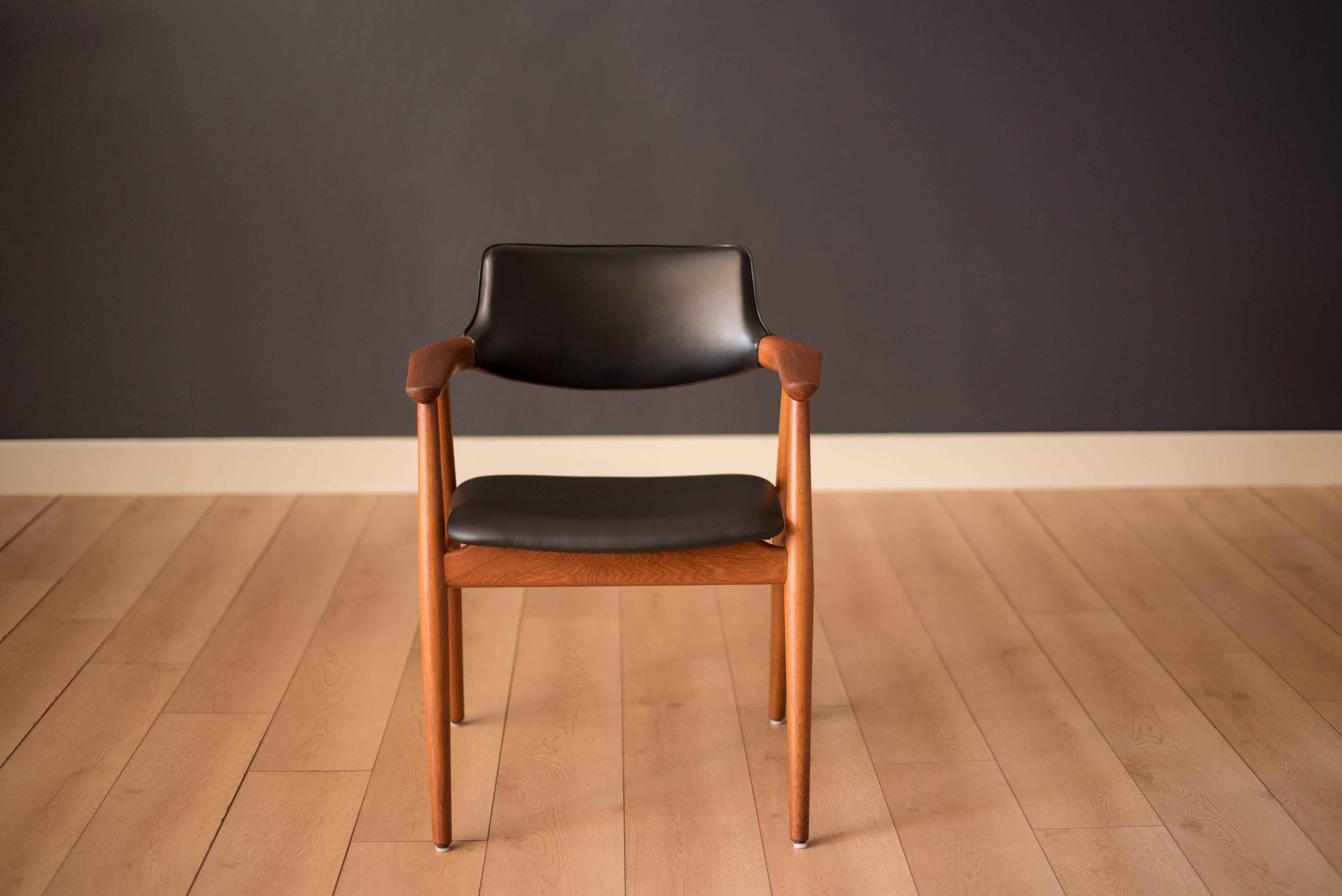 Mid-Century Modern armchair designed by Svend Åge Eriksen for Glostrup Møbelfabrik model GM 11. Features sculpted teak arms cushioned with a black vinyl backrest and seat. Perfect to use in the office or as a captain dining chair.

 
