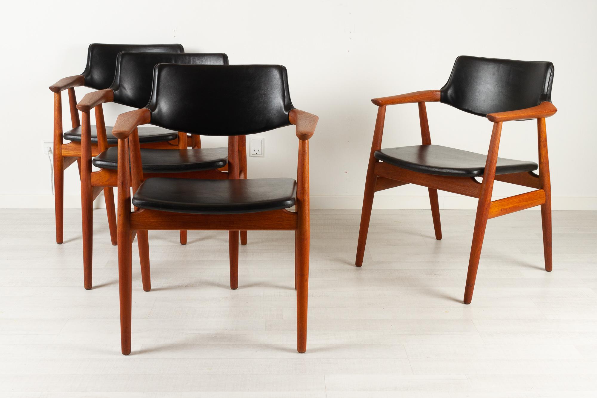 Vintage Danish teak armchairs by Svend Aage Eriksen for Glostrup Møbelfabrik 1960s set of 4.
Beautiful Danish Mid-Century Modern design. Model GM 11 in solid teak and original black leather upholstery. Round tapered legs and sculpted armrests. Wide