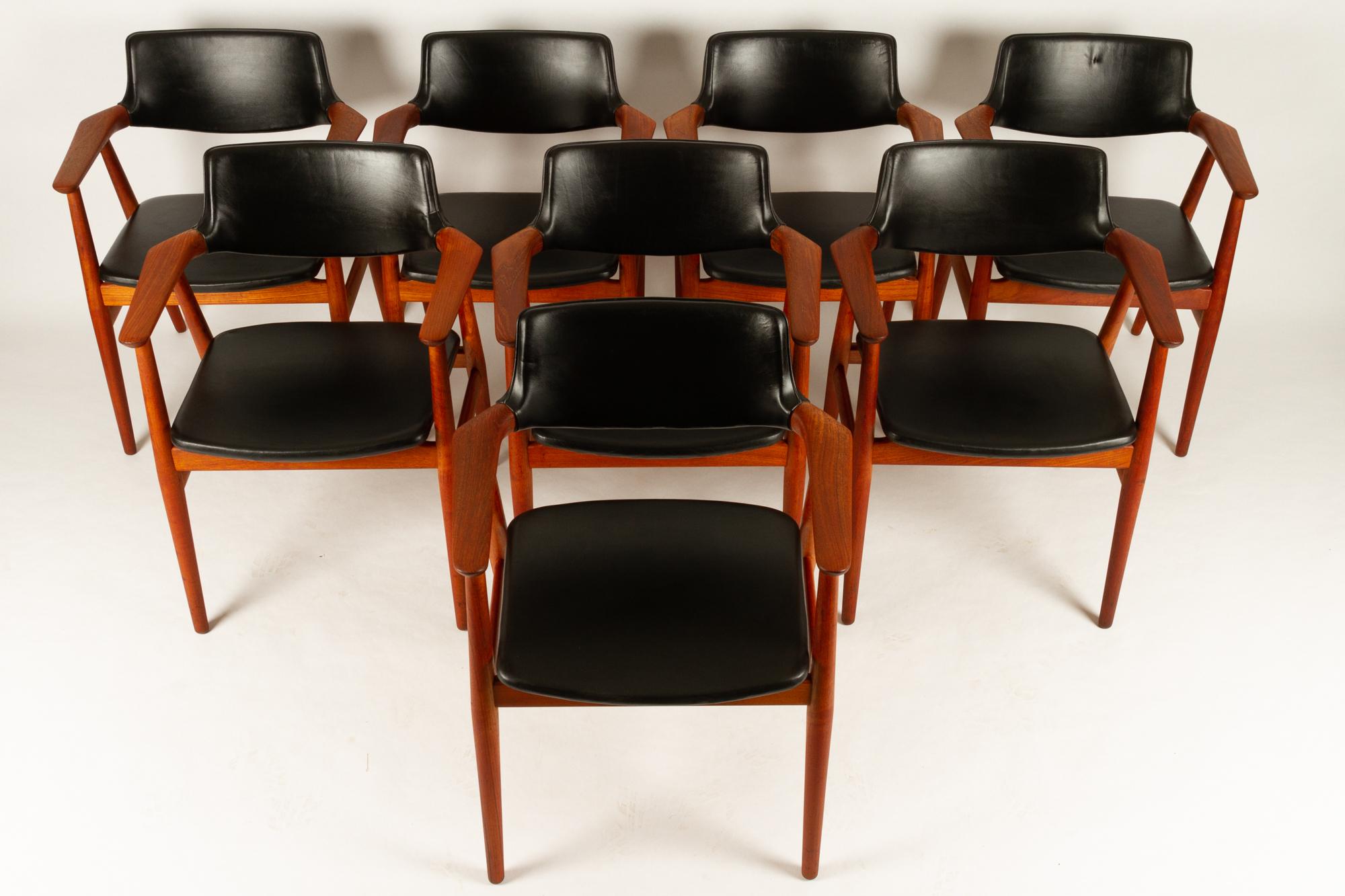 Vintage Danish teak armchairs by Svend Aage Eriksen for Glostrup Møbelfabrik 1960s set of 8.
Beautiful Danish midcentury design. Model GM 11 in solid teak and original black leather upholstery. Round tapered legs and sculpted armrests. Wide curved