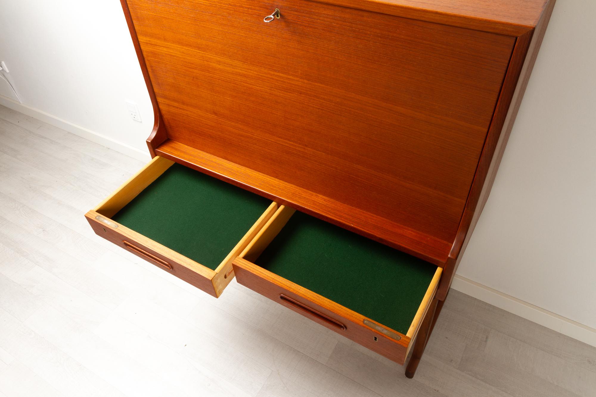 Mid-Century Modern Vintage Danish Teak Bar Cabinet, 1960s