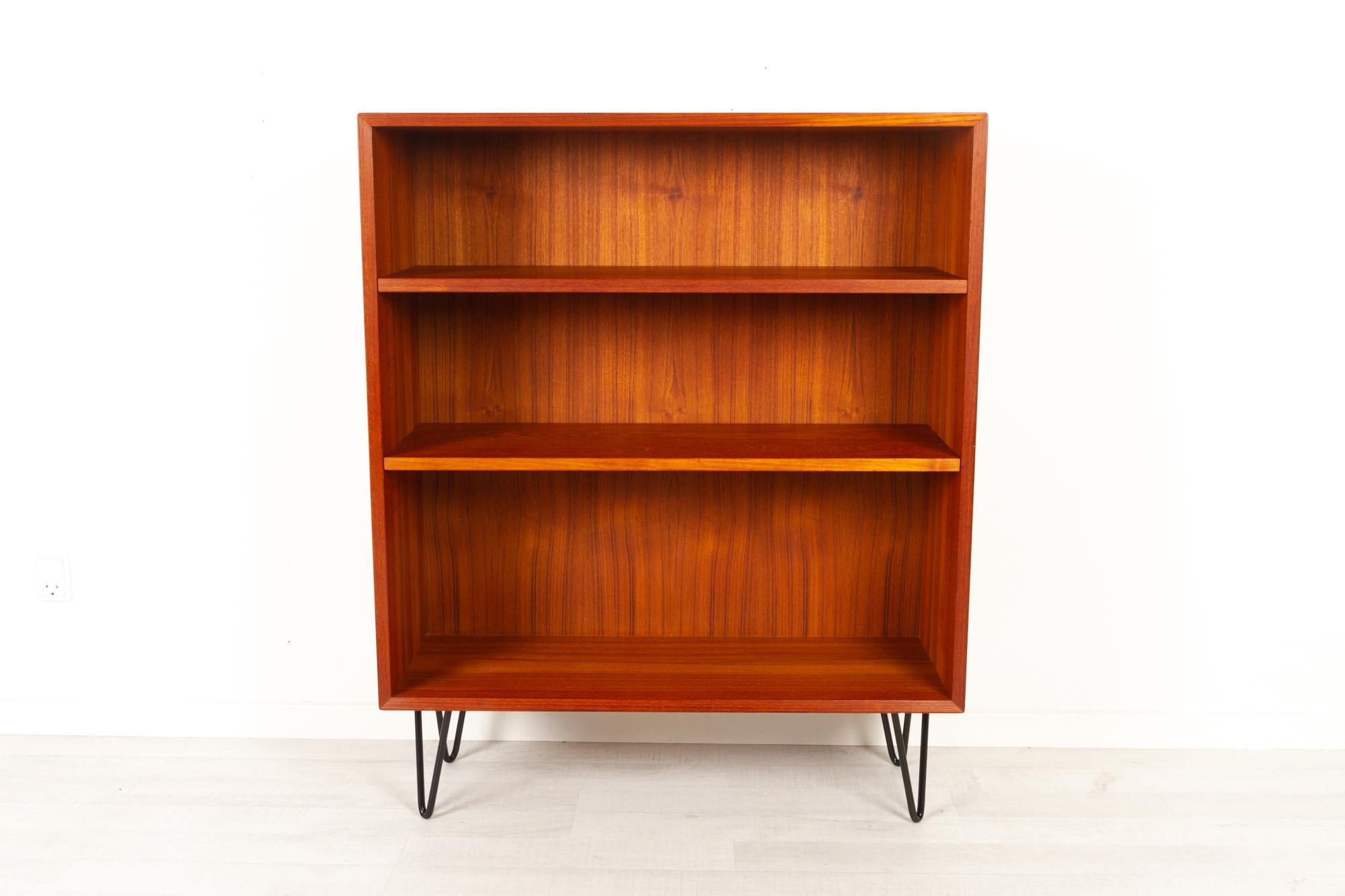 Vintage Danish teak bookcase, 1960s
Danish Mid-Century Modern bookcase on black hairpin legs. Bevelled edges on frame. Two height adjustable shelves. Light and elegant appearance.
Very good condition. Hairpin legs are a new. Cleaned and polished.